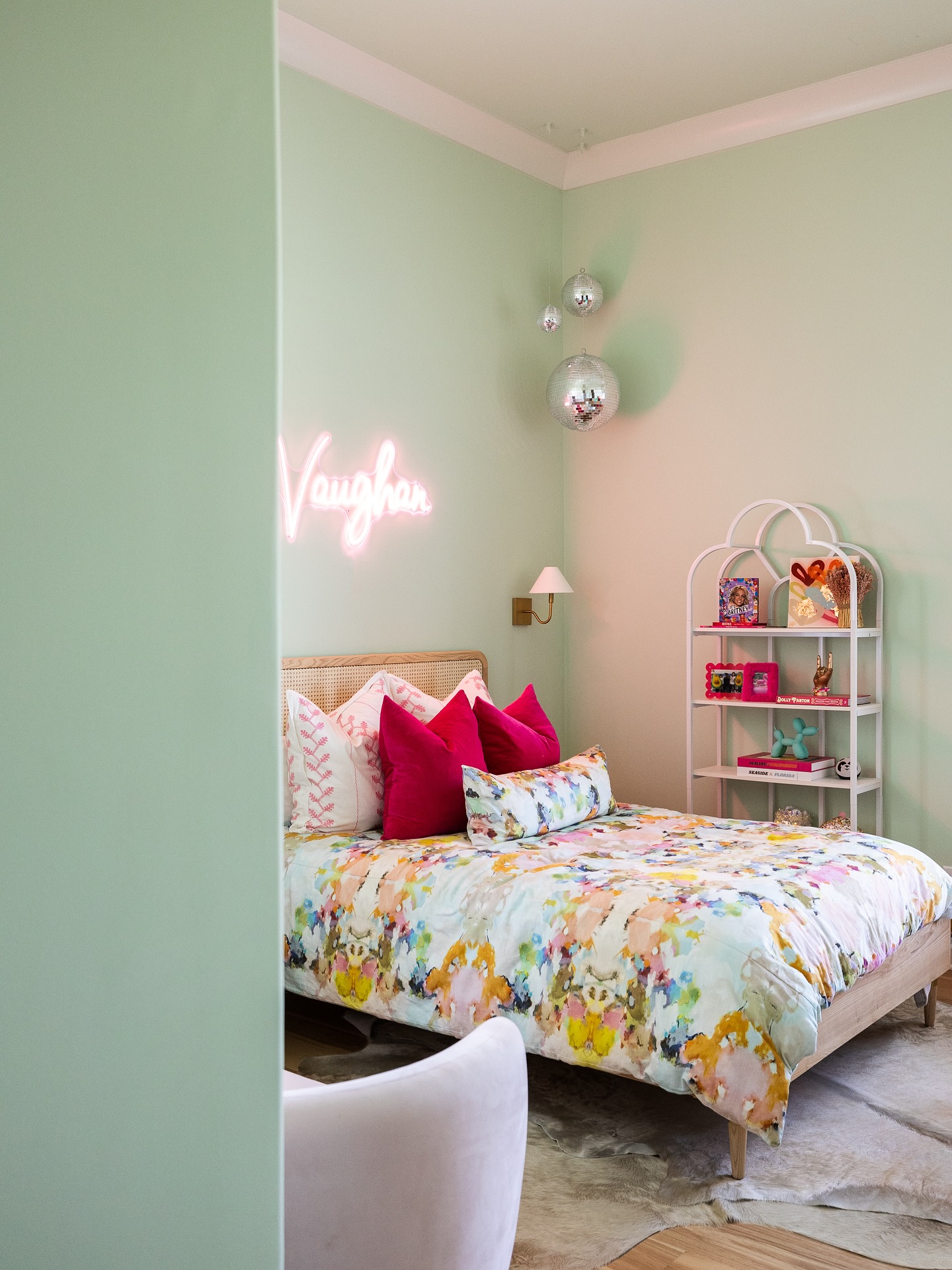 A curated clash of gloss and softness 〰️lacquered pinks, mirrored surfaces, and painterly prints collide in the most intentional way. This space doesn’t just speak to personality; it’s a thoughtful study in youthful sophistication.
Builder: @dickensbuilt
Photography: @jennifer.saltsman.photography
#girlpower #biggirlroom #girly #interiordesign #bedroomdecor #bedroominspo #bedroomideas #bedroomdesign #interiors #interiorstyling #interiordetails #interiordecor #homedecor #homedesign #customhomedesign #customhomes #interiordesigner