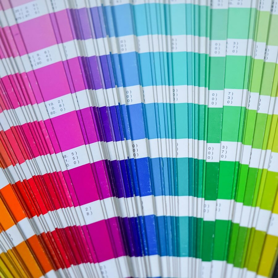 💡 Cada color comunica una emoción, una personalidad, una marca.
Pero no todos los sistemas de impresión reproducen el color de la misma forma.
Por eso usamos Pantone, la guía internacional del color exacto.
🎯 ¿Por qué es importante?
✔ Porque necesitas que tus etiquetas, catálogos o empaques salgan idénticos cada vez.
✔ Porque tu marca debe verse igual en todos los formatos.
✔ Porque un color mal impreso puede arruinar toda la intención de tu diseño.
En NOVOA Impresores te ayudamos a lograr una impresión con fidelidad, precisión y coherencia visual.
🖨️ El color no se improvisa… se respeta.
⸻
#PantonePower #ColorPerfecto #ImpresiónProfesional #DiseñoGráficoMéxico #FidelidadDeColor #PantoneLovers #OffsetPrinting #ImpresiónConCalidad #NOVOAImpresores #DiseñoDeMarca #ColorMatching #ImprentaConHistoria #BrandingVisual #PrintReady #CMYKvsPantone