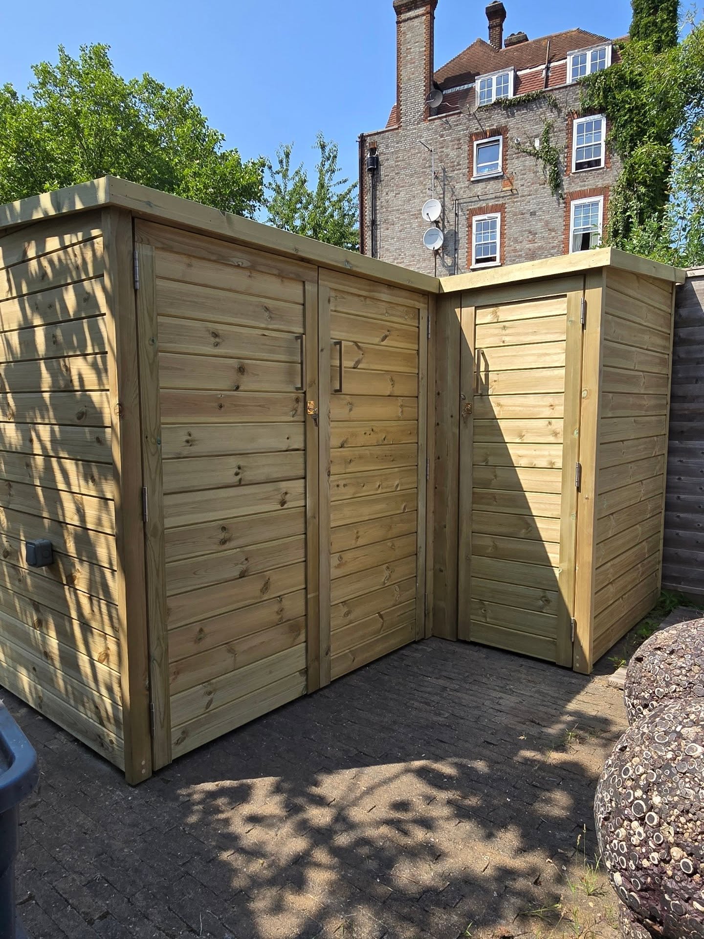 L shape bike store / garden shed
Made to customers spec with removable shelfs, rubber epdm roofing, gate mate lock , stainless steel hinges and handles.
Custom made sizes.
Built to last.
#bikestore
#binstore
#gardenshed
#madeinwales
#garden
#london
#gardendesign