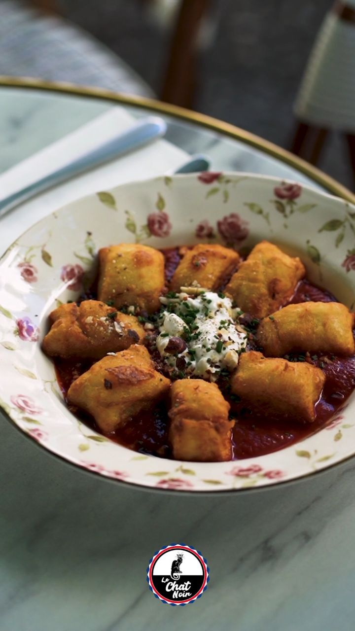 👩🍳 FAIT MAISON ? TOUJOURS.
🎥 Voici ce que tu ne vois pas quand ton assiette arrive…
Des gnocchis de pommes de terre maison, façonnés un à un avec amour (et un peu de farine 😌), nappés d’une sauce arrabiata bien relevée, parsemés de noisettes concassées et couronnés d’un nuage de stracciatella ultra fondante.
🥔🔥🌰🧀
C’est simple : on pourrait les faire les yeux fermés, mais on préfère les faire avec le cœur 💛
📍 Dispo dès maintenant au Chat Noir
🍽 À manger avec une grosse cuillère… ou les doigts, on ne juge pas 😇
#faitmaison #gnocchis #arrabiata #lechatnoir #comfortfood #cousincafes #foodporn #pastalovers #parisfoodie #instafood #bistronomie #platdujour #parisrestaurant