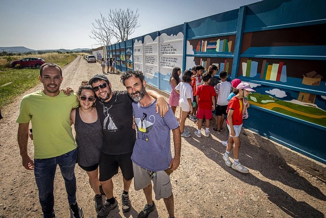 Aunque ya llevemos varios días pintando y meses trabajando en la idea y bocetos de la mano de @red_elsilo y @harinerariojana , ayer fue el día que cortamos la banda inaugural. Aún sin acabarlo, este mural funciona de forma interactiva con los peregrinos que pasan por el Camino a la altura de Nájera, pudiendo dejar en nuestra #bibliotecadelcamino una recomendación de su libro favorito. Como veis, ayer vinieron los niños y niñas del colegio Sancho, también nos acompañaron los coautores del poema que da rienda suelta a todo lo demás y por supuesto los medios de comunicación con los que estamos totalmente agradecidos.
Seguiremos pintando bajo las largas horas de sol todo este mes de junio y os invitamos a venir con un título pensado para escribir en el lomo de estos libros.
Organiza @red_elsilo
Patrocina @harinerariojana
Ejecutan @naiaraarrieta @limboartist
Medios donde leer la noticia: @lariojacom @eldiadelarioja @harodigital
.
.
.
#bibliotecadelcamino #poemadelcamino #elcamino #camino #caminodesantiago #najera #peregrino #peregrinos #peregrinacion #dentrodellapicero #arteenlarioja #arterioja #artistaslarioja #larioja