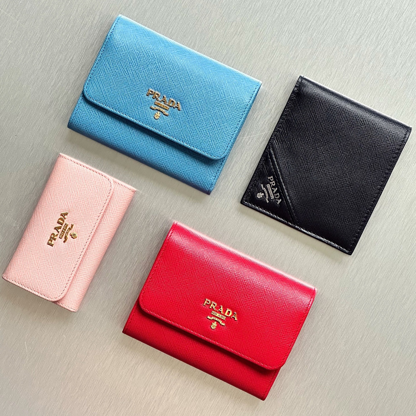 Color your day with Prada đ⨠Our Saffiano wallets in bold, fun hues bring a fresh take to everyday luxury.
For more information, please refer to the website link provided in the bio.
Opuluxe.sg is not affiliated to the brands featured. We are an independent consignment platform of authenticated luxury products. All trademarks and copyrights remain sole property of the brands.