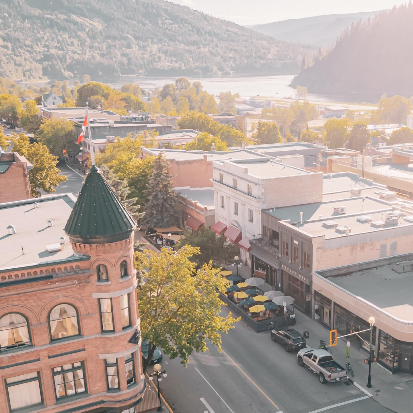 The Field House Canada Day weekend 7 tap takeover starts Fri. It’s our countdown to a Canada Day won’t soon forget in light of current events. Just look at that! What a country, what a community 🇨🇦
@fieldhousebrewing