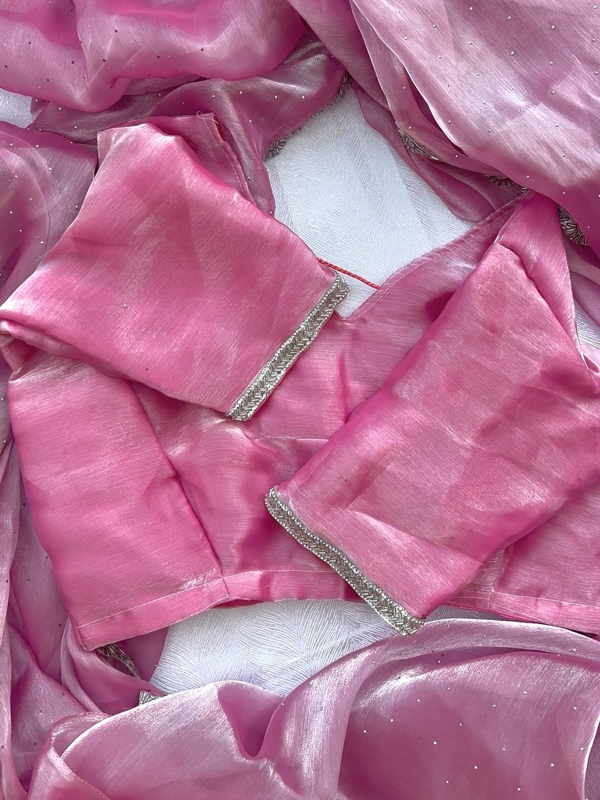 ✨ Sari rose à 40 € ✨
Sari prêt-à-porter avec blouse déjà cousue 💖
Tissu léger, finition argentée élégante — idéal pour vos occasions festives !
📩 Commande en DM sur Insta
🌍 Envoi international disponible
#sari#sareefashion#sareelove#rosesaree