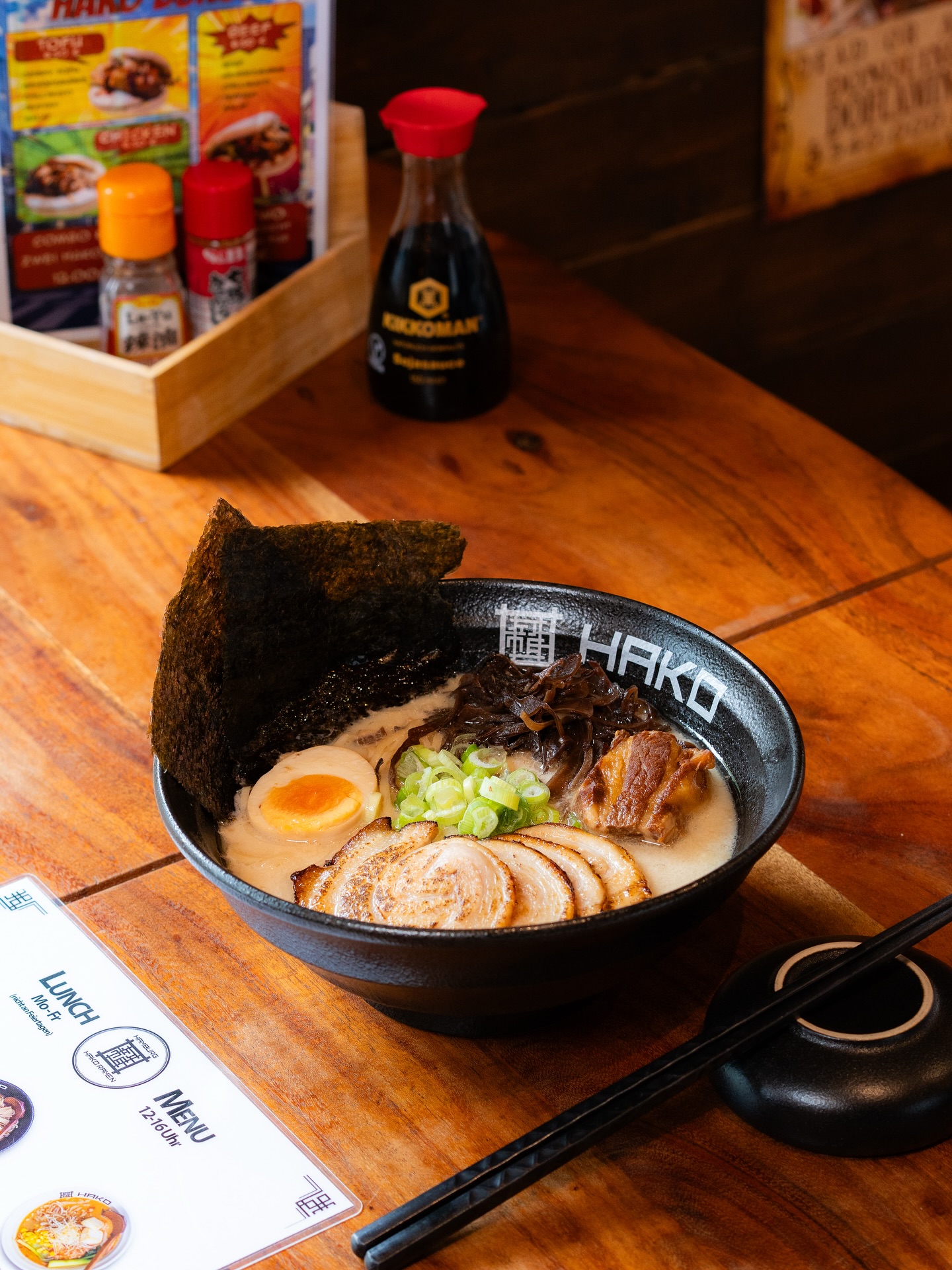 Unsere Tokuton Kotsu – cremig, intensiv und wie in Japan 🇯🇵
Mit Me-Err Pilzen, Frühlingszwiebeln, Nori-Blatt, 1/2 Tamago Ei, Kakuni und flambiertem Chashu – für echte Ramenliebhaber 🍜
📍 Du findest uns in Hamburg, Berlin, Potsdam und München
🔔 Und nicht vergessen: Unsere Mittagskarte gibt’s jetzt länger
👉 Montag bis Freitag von 12–16 Uhr (außer an Feiertagen)