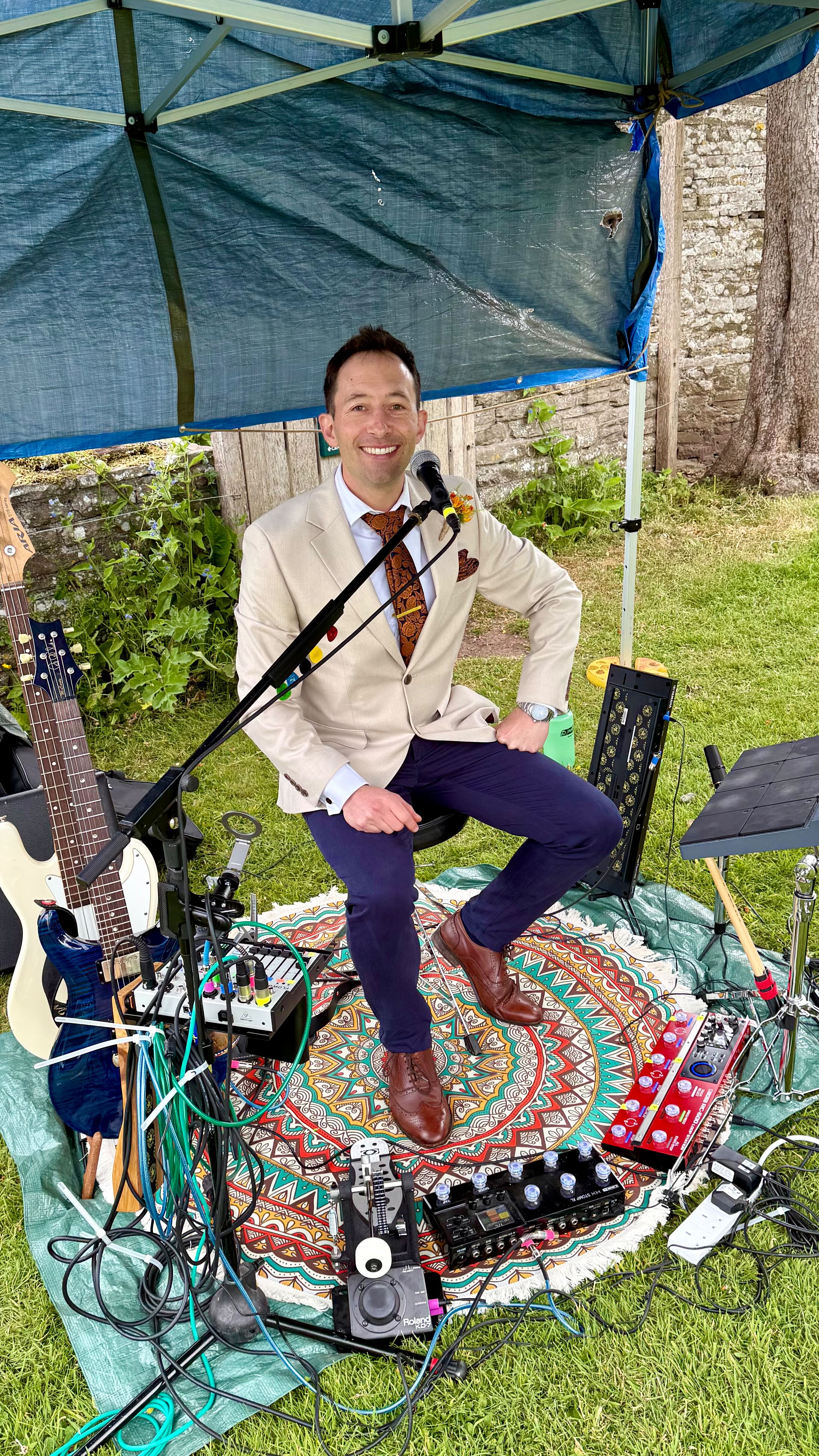 Deep in the groove at Tarik and Vicky’s wedding💃💃💃🕺🕺🕺
#livemusic #livelooping #sugarhillgang #bossrc600 @vickynagy86 @willwilks7 thanks @mrsimoncohen for the vid!