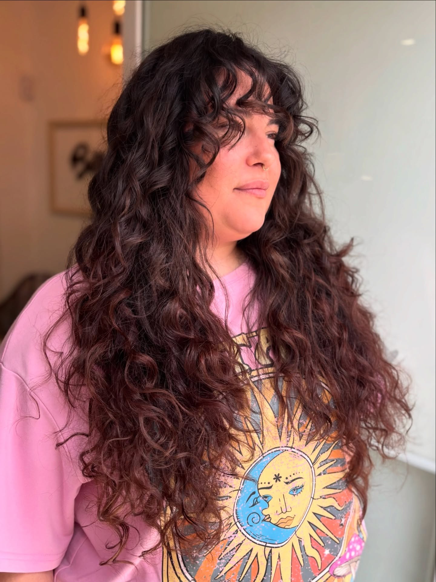✨ Rizos que hablan por sí solos ✨
Después de un 🩷 Ritual Glossy Lolita, los rizos vuelven a brillar con fuerza propia.
Un corte y styling que respeta su forma, realza su textura y los deja con movimiento, definición y mucha actitud.💫
Porque cada rizo merece brillar 💖
#barbaramillan #equipobarbaramillan#peluqueria #hair #makeup #moda #beauty#hairsalon #hairstyles #kerastase
#wella #coloristawella #sassoon #goaorganics #sebastianprofessional