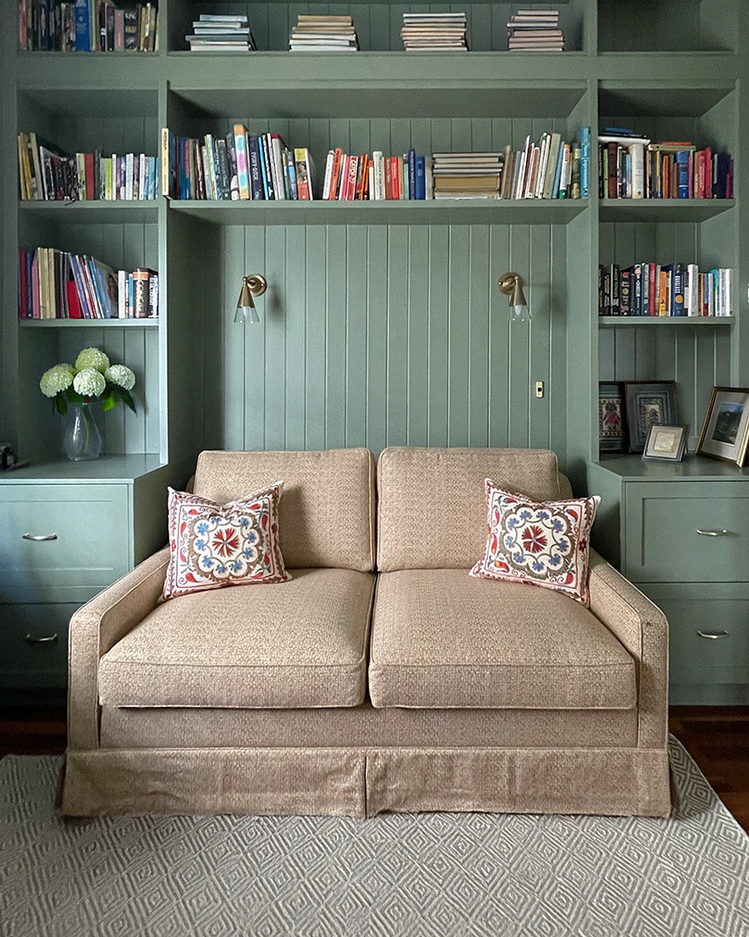 Painted joinery that adds colour and character to these well-loved spaces 😍
#CustomCabinetryDesign
#QueenslanderHomes