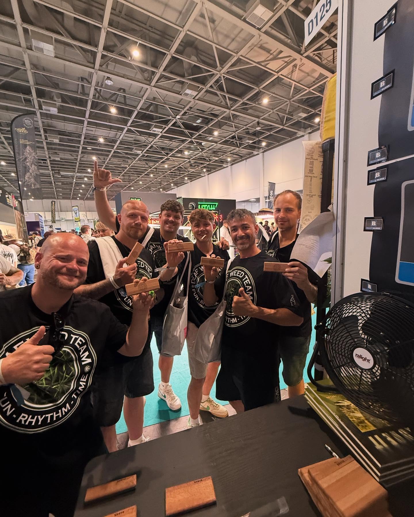 Mary Jane Berlin 2025 – Booth D125
💚 Bluntbloxx x Deaf Weed Team💚
What a great vibe this past weekend in Berlin!
We had the pleasure of welcoming the amazing Deaf Weed Team—six awesome cannabis lovers with unmatched energy and smiles all around
Each of them picked up a custom Bluntbloxx with their team logo, which we engraved right on the spot!
Nothing but fun, rhythm, and time — just like it says on their badge
Huge respect to the whole crew. Your positivity is contagious and your support means the world!
#bluntbloxx #deafweedteam #maryjanefestival #cannabisculture #engraved #limitededition #customgear #berlinvibes #boothD125 #funrhythmtime
#420