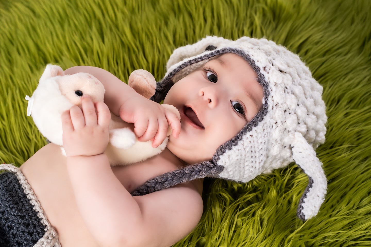 Little toes. Big smiles. Tiny legend. 👶✨
Meet Baby Liam, already stealing hearts and camera time like a pro. 📸 From squishy cheeks to curious eyes, this session was pure joy from start to finish. These are the fleeting moments we freeze forever—and I’m so grateful to capture them. 🍼💛
Tag a parent who needs a session like this. 💬
📍Shot at @vyrus_studios
📸 By @jump.raw
@carolina_ortegon_
#BabyLiam #JumpRAW #NewbornSession #OrlandoPhotography #StudioMagic #VyrusStudios #MilestoneMoments #BabyPortraits #CutestClientEver #InfantPhotography #TinyModelVibes #StudioSessionLove #PhotographerLife #CutenessOverload #ViralBaby