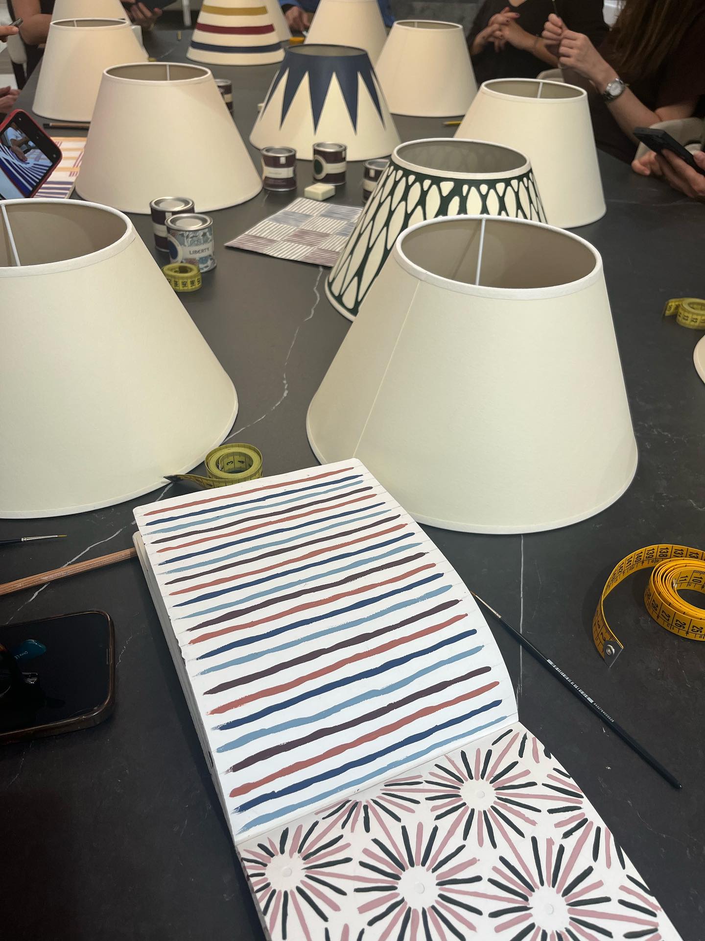 Hace unos días asistí a un taller de pantallas pintadas a mano invitada por @porcelanosa @porcelanosain
Siempre me ha gustado trabajar con las manos y, aunque si deslizas verás que no es perfecta (pintando a mano alzada) ese es para mí su encanto! Queda terminarla porque , como todo lo que se hace con cariño, lleva su tiempo!
Qué rato más bueno! Muchas gracias
#livinglavidadeco