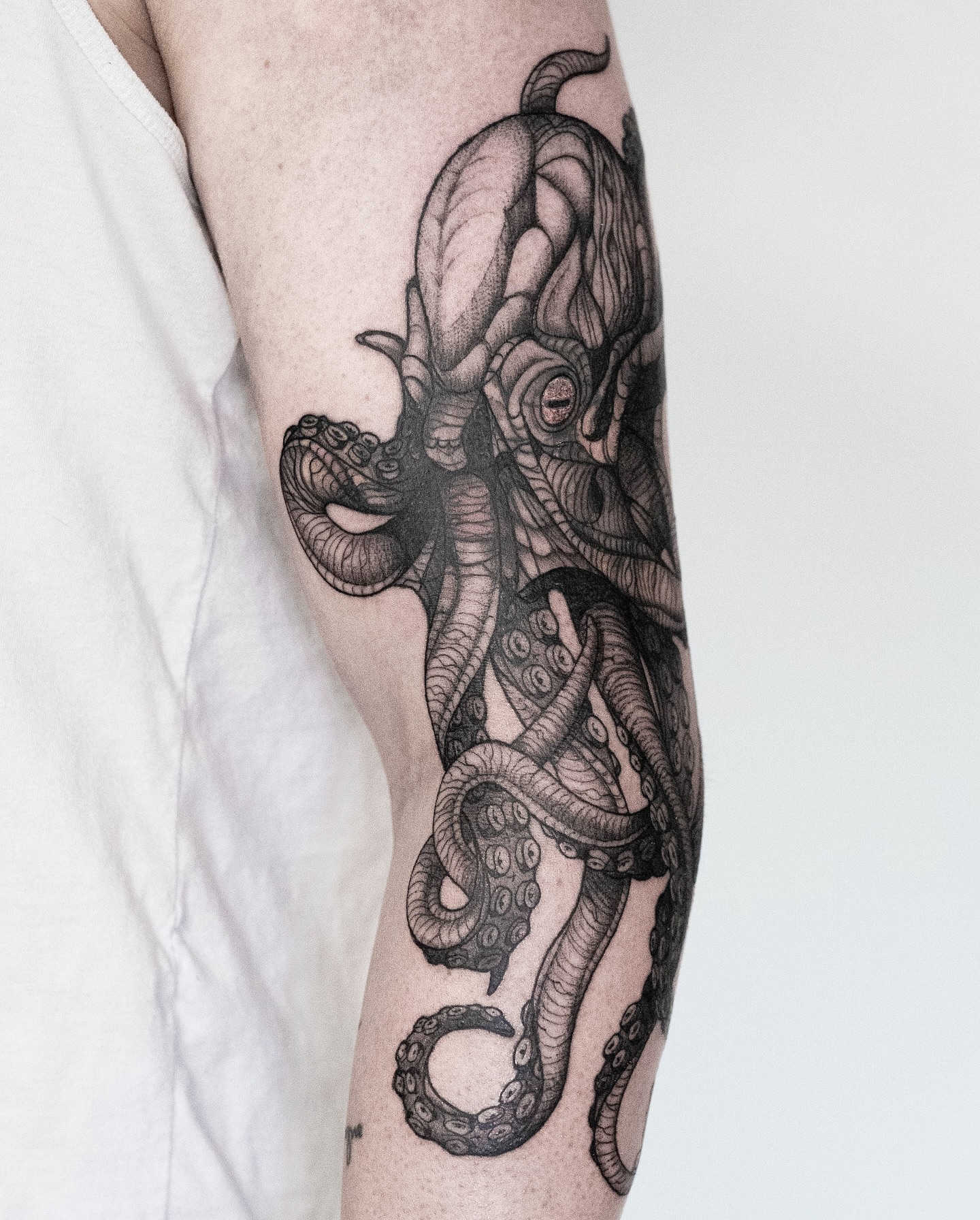 This octopus cover-up tattoo is from a little while ago and I wanted to share it with you. Swipe to see the old tattoo. Thank you Rodrigo for the trust.
#octopustattoo #covertattoo #abstracttattoo #tattoo #blackworktattoo #Eindhoven #Eindhoventattoo #finelinetattoo #tattooeindhoven #tattooidea #tattooart #tattoodesign #flashtattoos #tattooflash #dotworktattoo #dutchtattoo #dutchtattooer #graphicdesign #illustration #design #dutchart #besttattoos #contemporytattoo #amsterdamtattoo #surealism #spiritualtattoo #psychedelictattoo