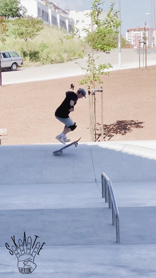 Evolução na pista! 🛹💪 O Dmitrii mandando bem – foco total e progresso a cada sessão! #SkateLife #AulaDeSkate #SkatistaEmTreino"