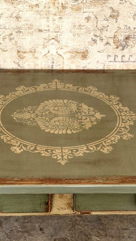 This table was a customer’s order — now transformed into a unique piece with hand-painted details and vintage soul. Every corner has a story.
#furnituredesign
#Nederland
#lovemyjob
#flipfurniture
#minadonyavifurniture