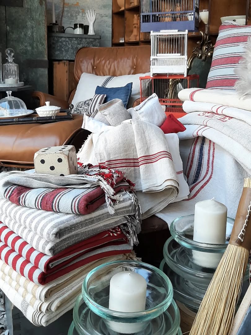 Non partite senza un telo di lino, un sacchettino di erbe profumate, una candela per sognare, di sera, la pace.
Di giorno boicottate, informatevi, sottoscrivete e donate, partecipate alle manifestazioni, esprimete il vostro dissenso,
come vi è possibile, perché avere il silenzio dentro e fuori annienta anche noi.
#noninmionome
#palestinalibera
#nowar