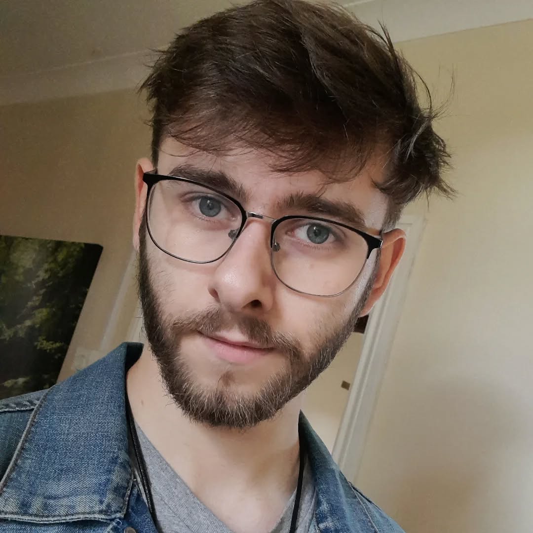 After about 3 weeks of doing nothing but recording audiobooks, I've had a haircut, and I feel vaguely attractive again XD Not like a drowned rat 🙃