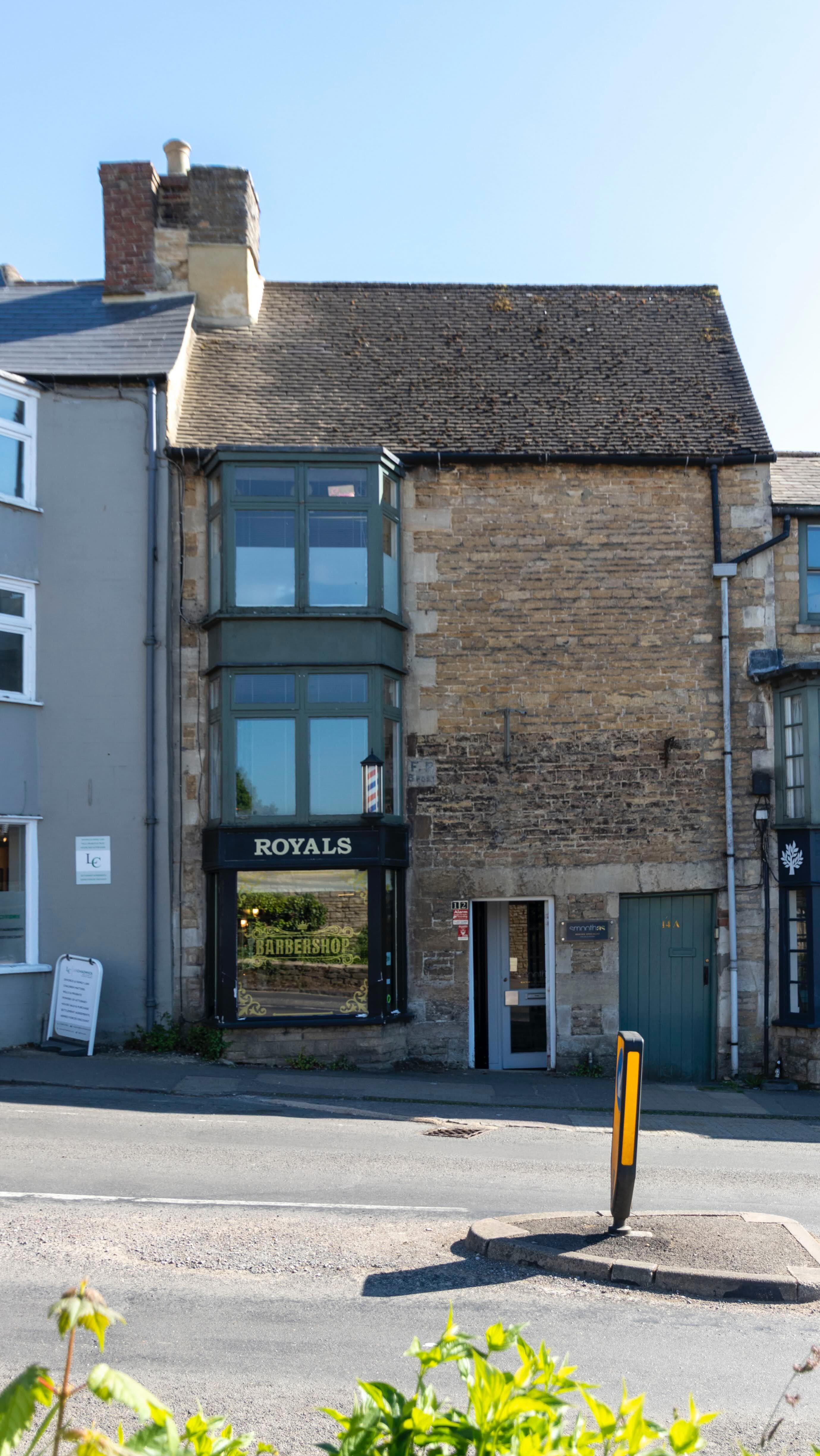 Blue skies are back for the weekend, and so are the fresh cuts 👌🏼
We’ve been so busy this week and we are fully booked tomorrow, thank you so much! Make sure you book via the link in our bio to avoid disappointment!
#royalsbarbershop #barbershoproyals #chippingnorton #barbershop