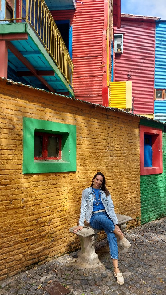 Dançar junto não é dominar, nem apenas se deixar levar. É saber o momento de guiar… e o momento de confiar para deixar ser guiado.
A dança nos convida a também olhar para a forma como conduzimos nossos relacionamentos com maturidade ou não. Podendo ser desde: passos leves, com troca, entrega e confiança ou passos pesados, com dominação, controle e sem intimidade.
Por isso, nem todo passo é seu! Dê espaço ao outro também 💃🕺
--
Beatriz Job 🌻
Psicóloga CRP 06/139342
#buenosaires #argentina #viagemdossonhos #tango #autoconhecimento #terapiaonline ##