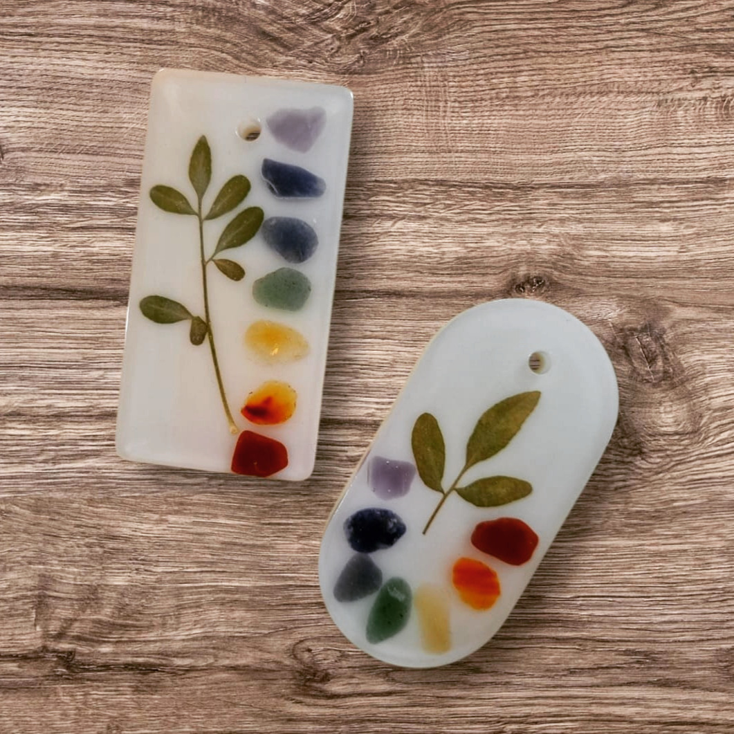 ✨Nesses pingentes estamos trazendo a combinação de Arruda com os Sete Chakras, que são excelentes para proteção e equilíbrio para o nosso corpo. 🌿A arruda é uma planta aromática e medicinal, conhecida por suas folhas verde-acinzentadas e forte aroma característico. Comumente cultivada em jardins, ela é valorizada tanto pelas suas propriedades medicinais quanto pelo uso…