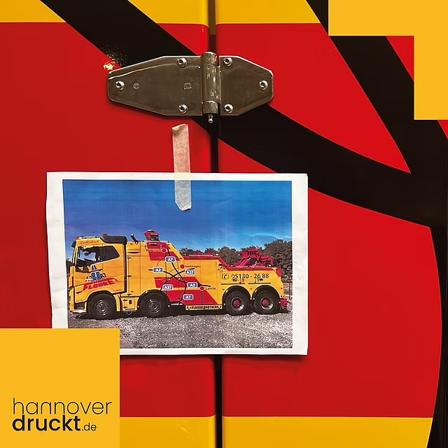 Die Fahrzeuge bekommen durch @koenekewerbung ihr neues Branding produziert und montiert. Wir durften mit @hannoverdruckt die Gestaltung übernehmen. Alles in engster Absprache mit den @floerkebrothers Oliver und Ruven. Starkes erstes gemeinsames Projekt 💪
Wer Lust hat schaut ab und an mal auf DMAX / Kabel 1 / NDR hier sind die sympatischen Brüder dann auch bald mit diesem Monsterabschlepper untertwegs auf der A2 - A7.
https://www.hannoverdruckt.de/post/floerke
#floerkebrothers #dmax #ndr #kabel1