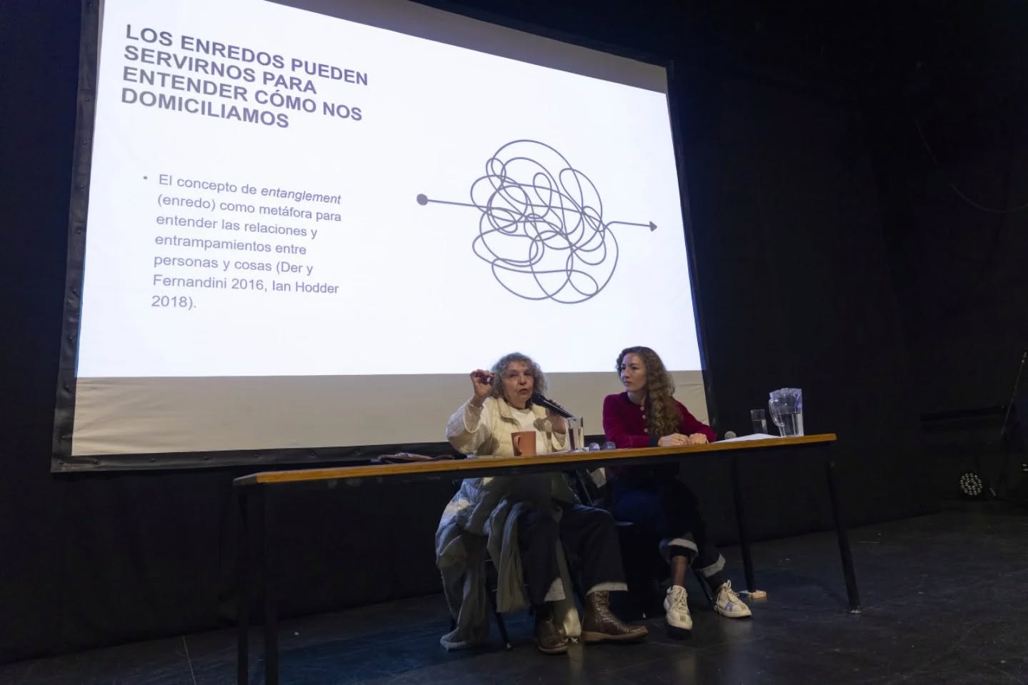 📸✨ CRIA Chiloé presente en el II Encuentro Nacional de la Red de Espacios de Residencias Creativas
El pasado 12 de junio, estuvimos en el Espacio Checoeslovaquia en Santiago, compartiendo experiencias, desafíos y sueños junto a diversos espacios de residencia del país. Un encuentro que nos permitió reflexionar sobre el ecosistema creativo nacional, fortalecer redes, fomentar el empleo digno y aportar colectivamente a las políticas culturales desde los territorios.
💬 Conversamos sobre modelos de gestión, creación situada, metodologías colaborativas y el profundo rol que cumplen las residencias en la descentralización del arte y la cultura.
🌿 Nos enorgullece ser parte de esta Red de Residencias junto a:
@ko_panqui · @cielosdelinfinito · @espaciotxawun · @criachiloe · @teatropuerto.cl · @centro_nave · @espacioflordeagua.cl · @checoeslovaquia
🗣️ Además, el encuentro contó con destacadas/os invitadas/os como:
@nonafernandez · @catadevia · @danzaciec y representantes del @goetheinstitut_chile · @institutofrances_chile · @ccesantiago · @liquenlab_magallanes
💛 Gracias a todas y todos quienes participaron de este importante espacio de diálogo y proyección.
📷 @nic.calderon
#ResidenciasCreativas #EcosistemaCreativo #RedDeResidencias #CulturaTerritorial #CRIAChiloé #Capanegra #ArteDesdeElTerritorio