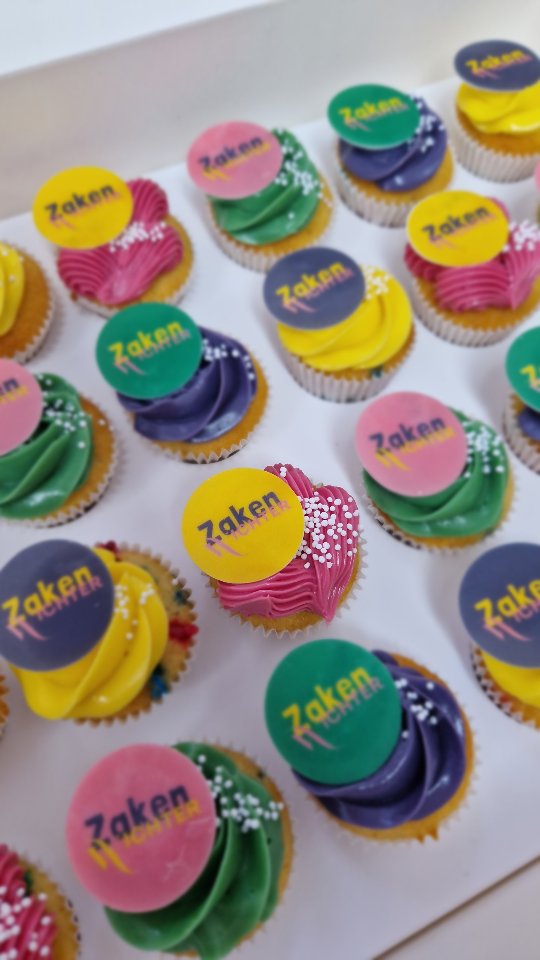 Duur geintje voor wat eieren, suiker en bloem....
Waar komt die prijs toch weg?...
- prints ontwerpen, printen en klaarmaken voor gebruik (60 minuten)
- vulling maken (30 minuten)
- biscuit bereiden (60 minuten)
- botercrème maken (45 minuten)
- taart vullen en stapelen (30 minuten)
- botercrème aanbrengen, ontwerp tot leven laten komen (20-40 minuten)
Laat ik het tussentijds afkoelen van bijvoorbeeld de biscuit of de vulling voor het gemak even achterwege. Daar gaat ook flink wat tijd in zitten voordat ik met de volgende stap bezig kan.
Klantcontact, ontwerp bedenken, speciale decoratie bestellen, boodschappen doen, het opruimen en klaarmaken van de ruimte... Kost ook allemaal tijd helaas.
En dan heb ik het maar niet over alle tijd die ik er in gestoken heb om op het punt te komen waar ik nu ben qua kennis en het eindeloze oefenen op bijvoorbeeld spuittechnieken. Dit komt allemaal nog eens bovenop de kostprijs van de ingrediënten die ik nodig heb om alles te maken (en we weten allemaal dat die tegenwoordig ook niet meer zo goedkoop zijn....)
Bij mij is er niks 'kant en klaar'. Alles wordt voor iedere bestelling opnieuw vers gemaakt. En ja; dat kost inderdaad veel van mijn tijd. Zou ik het voor tijdswinst ooit anders gaan doen?; absoluut niet. Ik maak alles vers voor jou en dat doe ik met liefde ❤️.
Een taart gemaakt naar jouw wensen is daarom ook geen "duur geintje", het is iets kostbaars en daarin zit een groot verschil😉.
#suikertijd #cupcakes #taart #opmaatgemaakt #helemaalnaarwens #verjaardagstaart #taartbestellenoldenzaal ##Oldenzaal #Losser #Enschede #zuidberghuizen