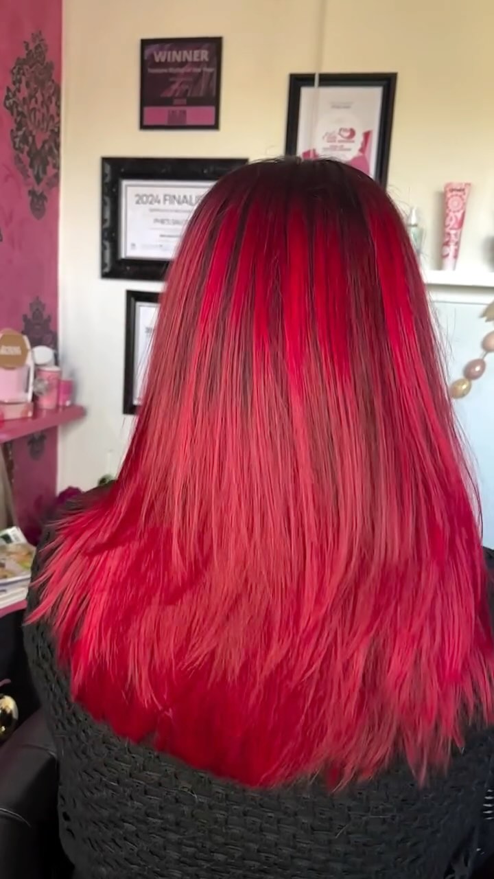 🔥 Balayage, but make it loud. Vivid red that steals the spotlight. 🔥
#althair #althairstylist #manicpanicuk #redhair #redbalayage #vampireredmanicpanic #althaircolour #hbaawards2025 #hbafinalist2025 #cambridgehairdresser #gothichair #vividhaircolor