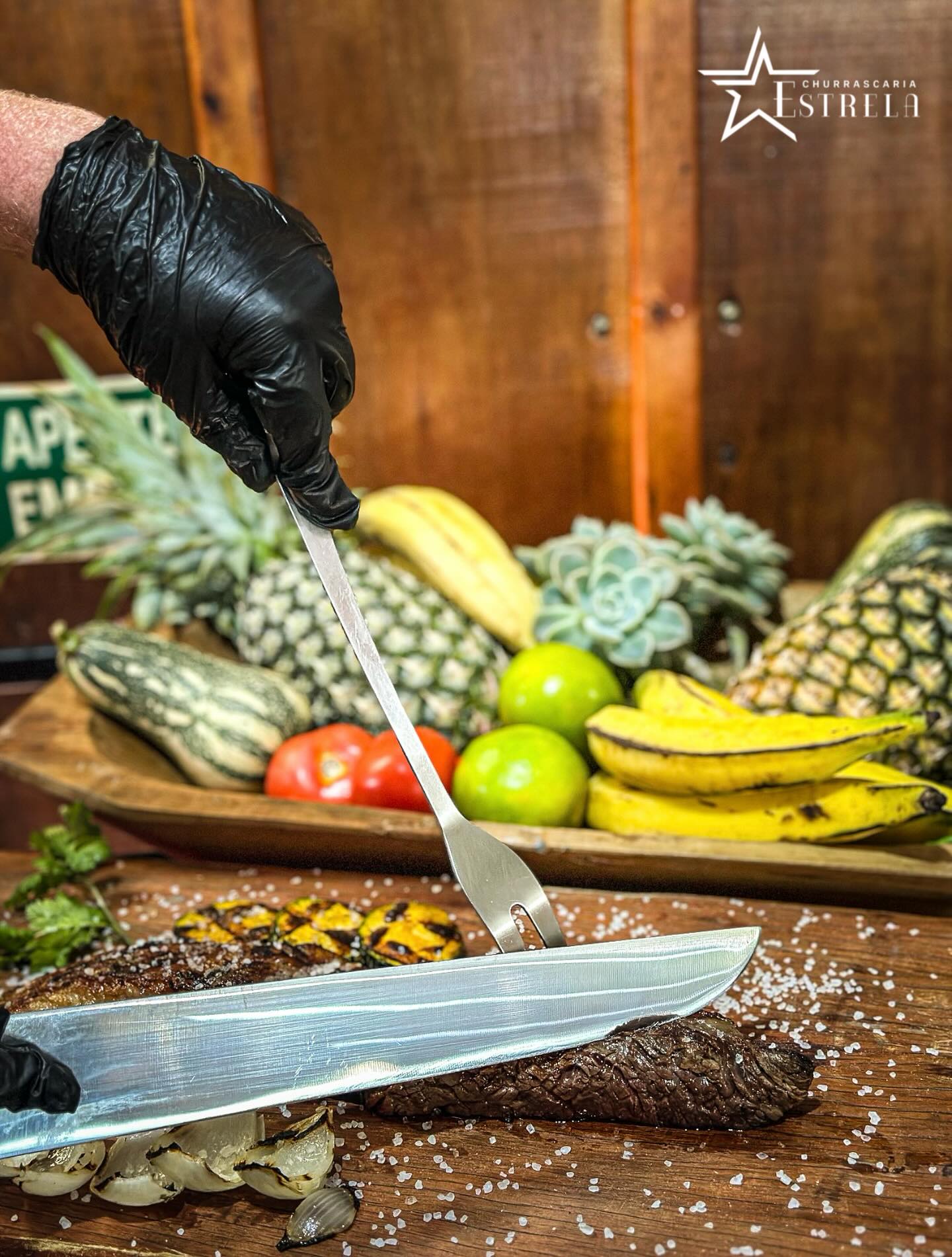 🥩 Corte preciso. Sabor marcante.
Experimente o melhor do churrasco no nosso rodízio com 15 cortes selecionados, todos servidos com excelência.
⭐️Domingo é dia de Estrela!