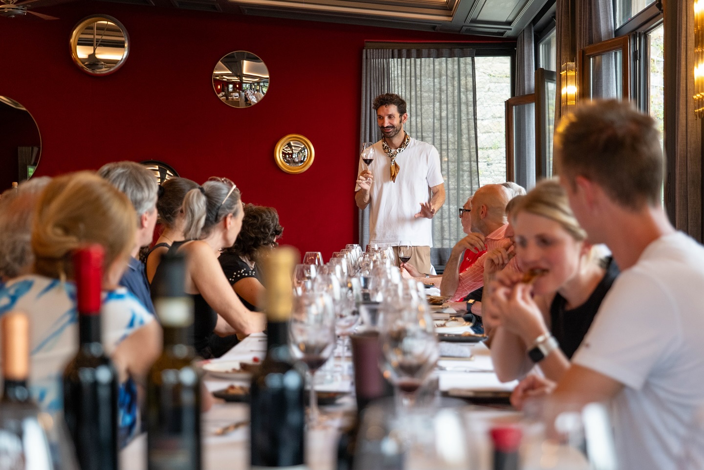 Ci hanno insegnato che lโabbinamento รจ per contrapposizione o per concordanzaโฆ e ogni buon manuale, corso e persino ChatGPT ti consiglierร il โ๐๐จ๐ฅ๐๐ ๐ฌ๐ฎ๐ฅ ๐๐จ๐ฅ๐๐โ
Ma poi, parliamoci chiaro: quanto Moscato dโAsti, Marsala, Recioto, Vin Santo beviamo, vediamo, vendiamo?!
Nei vostri momenti di gioia e di festeggiamenti, quante volte avete dato importanza al dosaggio piuttosto che al prezzo o al brand? O quante volte avete richiesto un calice appositamente per abbinarlo al dolce?
Cosรฌ, siamo partiti da lontano, dal 2007 in cui รจ stato presentato il primo iPhone, per attraversare 15 anni di cambiamenti geopolitici, climatici e di mercato, per raggiungere la rovente annata 2022 in cui il mondo lร fuori si รจ ribaltato mentre noi siamo ancora qua a chiederci โcosa manca per far conoscere questo vino al di fuori dei propri confiniโ ๐ค
Ve lo dico io, in versione ๐ฌ๐ฐ๐๐๐ญ&๐ฌ๐จ๐ฎ๐ซ:
- finchรฉ i confini di tutela prediligeranno il rigore della cosiddetta piramide qualitativa allโimportanza del distretto, sarร romantica la citazione della piรน piccola (o forse ora รจ la seconda) DOCG ma mancheranno i requisiti, numerici e di soggetti coinvolti, per generare filiera e interesse
- โ in visita da Osborne, non Ozzy, ma la famosa cantina spagnola, mi hanno insegnato che lo Sherry รจ parte della cultura iberica, che accompagna le tapas e celebra quello stile di vita che tanto amiamo quando andiamo lรฌ in vacanza. Tutta unโaltra sensazione rispetto alla regola โdolce con dolceโ di cui vi parlavo prima no?
- Chiamarli โdessert wineโ quando stiamo percorrendo da anni la strada delle lame taglienti (e non mi riferisco alla pratica dellโharakiri, ma linee di produzione e preferenze di consumo) si traduce in minori potenziali clienti e meno coerenza con la categoria. E poi, chi vi ha detto che non si possono bere in aperitivo? Con cucine etniche o a fine lettura di questo post molto amaro?
A queste e altre questioni non ho saputo dare risposta, ma ascolto, perchรจ, strano ma vero, questa non era una Masterclass, ma un ๐๐๐๐ ๐๐๐, dove ci piace condividere senza sentire il peso dellโesperto di turno.
Perchรฉ riflettere e ragionare, quello รจ da esperti DOC ๐