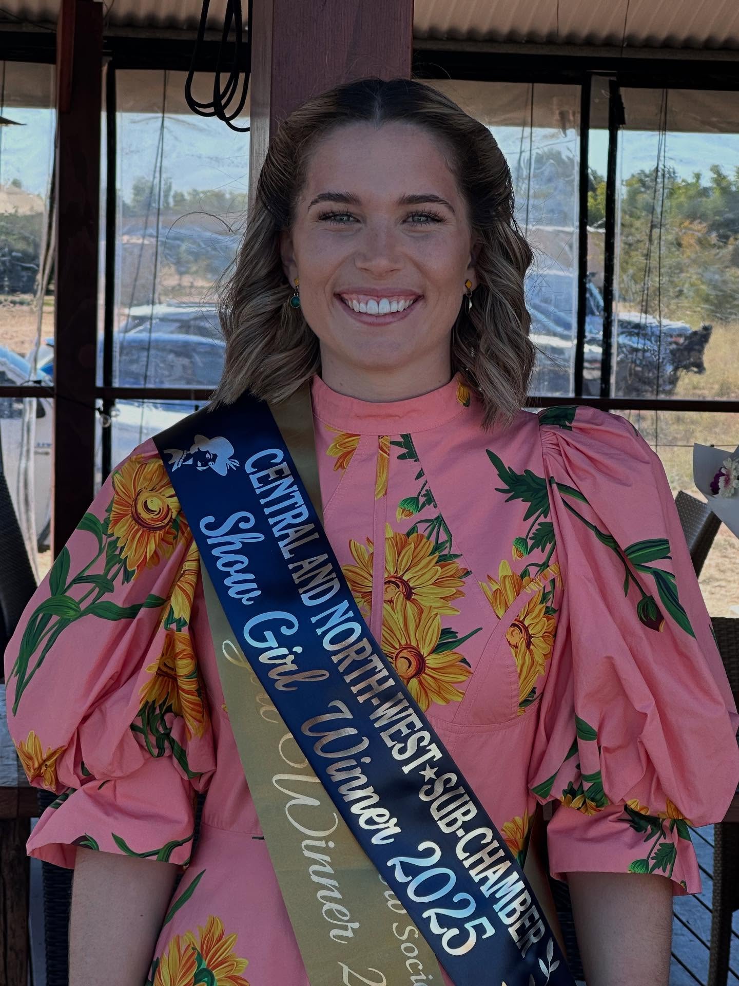 ๐ We are thrilled to announce that our Showgirl winner Mia Dickson, has taken out the title of Central & North West Sub Chamber Showgirl 2025! ๐
Mia will now go on to represent our Sub Chamber at the Queensland Country Life Showgirl State Finals at the Ekka in Brisbane this August. We are incredibly proud of her achievements and canโt wait to see her shine on the state stage!
Letโs all get behind Mia as she continues her amazing journey! ๐๐
#Cloncurryshow #Showgirl2025 #CountryQueensland #qldagshows