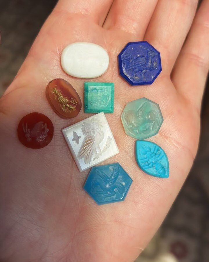 Tengo estos Intaglios naturales tallados a mano disponibles para transformarse en una joya! ✨ os cuento qué es un intaglio más abajo!👇
Pero si quieres dime antes qué piedra preferirías para un colgante o anillo con un intaglio? 🧿
Un intaglio (del italiano intagliare, que significa “tallar”) es una figura grabada en bajorrelieve en la superficie de una piedra preciosa o semipreciosa. A diferencia de los camafeos, que tienen el diseño en relieve (sobresaliente), los intaglios están tallados hacia adentro.
Fueron muy comunes en las civilizaciones griega, romana, etrusca, mesopotámica y egipcia.
𓆲 Se usaban como sellos personales: al presionar el intaglio sobre cera o arcilla, la imagen quedaba en positivo.
𓆦También tenían funciones rituales, decorativas y mágicas.
#jewelry #jewels #handmade #handmadework #handmadejewelry #handmadewithlove #naturalstonejewelry #gemstonesjewelry #ethicwear #ethicalbrand #ethicaljewellery #joyeria#joyas#joyasúnicas #uniquejewelrydesign #uniquejewelry #yogalife #yoga #soiritualawakening #spiritualjewelry #ancientjewellery #ancientjewelry #ancient#ancientegypt