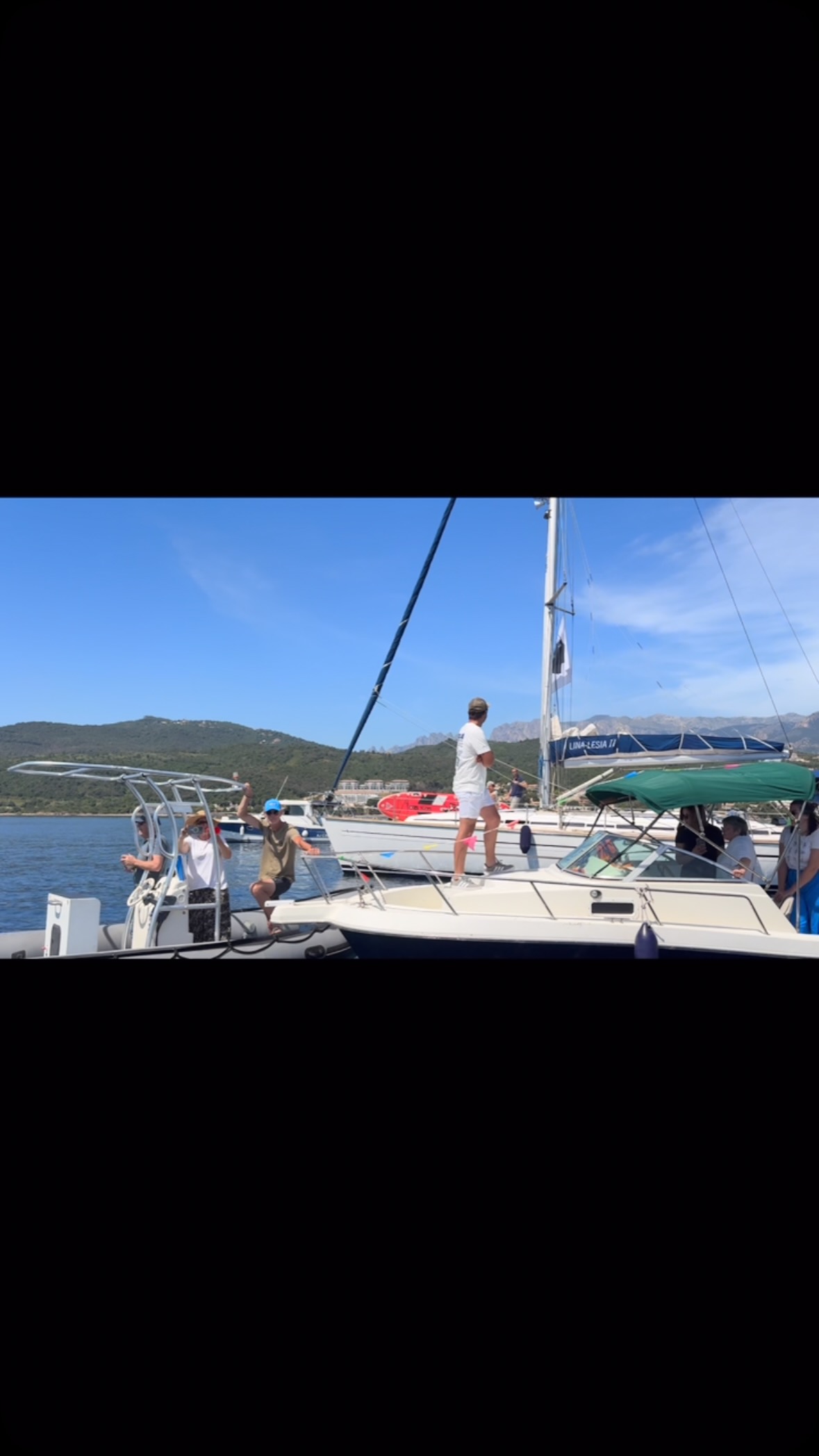 Aujourdâhui, nous avons fĂȘtĂ© la Saint Erasme au port de Solenzara ! đâïž
Nous Ă©tions en mer pour la bĂ©nĂ©diction des bateaux, un moment magnifique sous un soleil de plomb et une mer dâhuile, nous avons ensuite partagĂ© un apĂ©ritif convivial tous ensemble. âïžâš
Un grand merci à tous pour votre présence et votre bonne humeur !