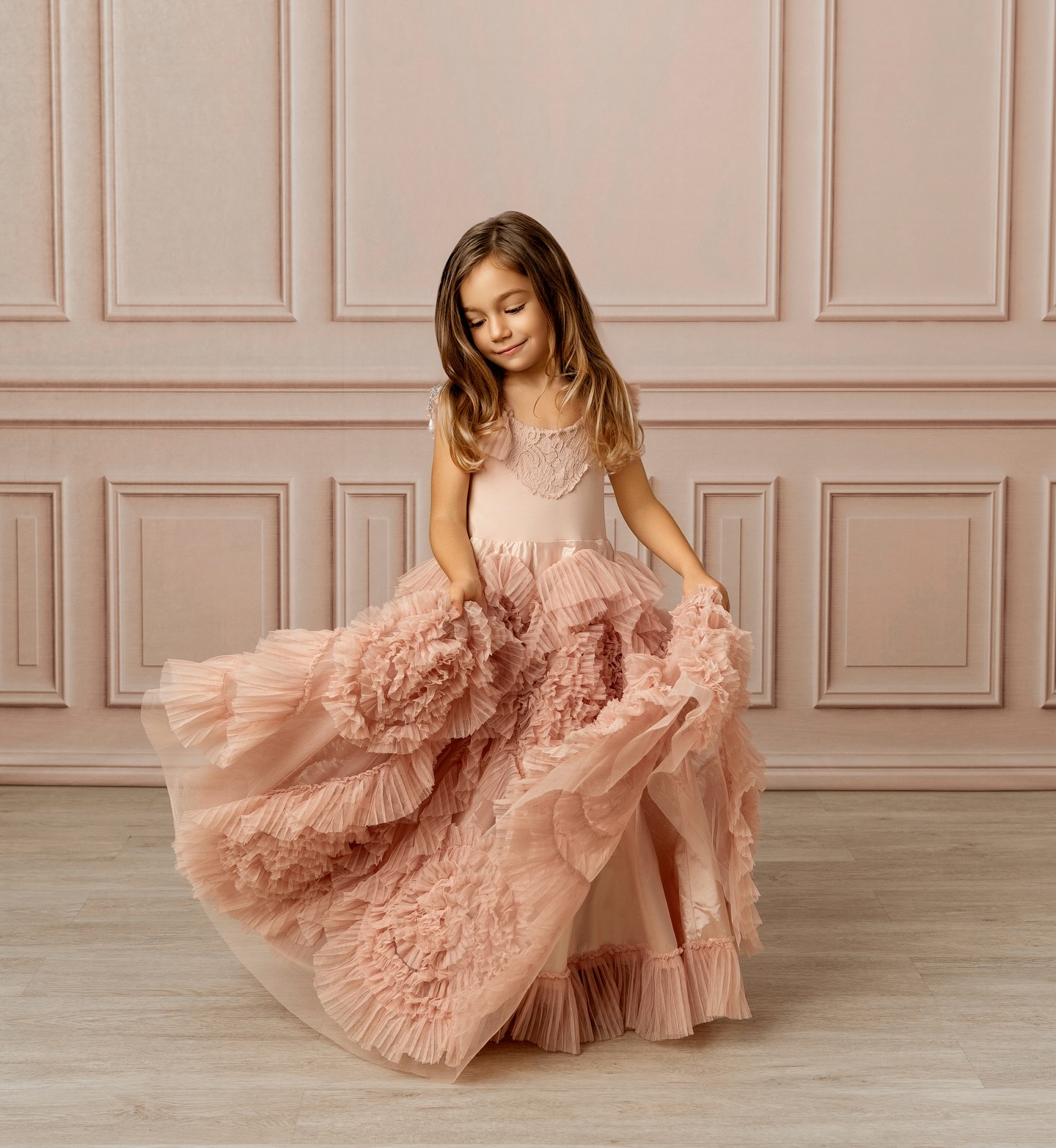 Happy birthday, Alana! 🥳 We’ve been lucky enough to photograph beautiful Alana since she was in the womb. ☺️ Each year we’ve watched her fun personality blossom as she’s grown. She was OBSESSED with this dress from our collection and we loved making her feel like a princess! 👑 💕
#orlandobirthdayphotographer #orlandomoms #orlandophotographer #birthdayphotoshoot #winterparkphotographer #winterparkmoms #wintergardenphotographer