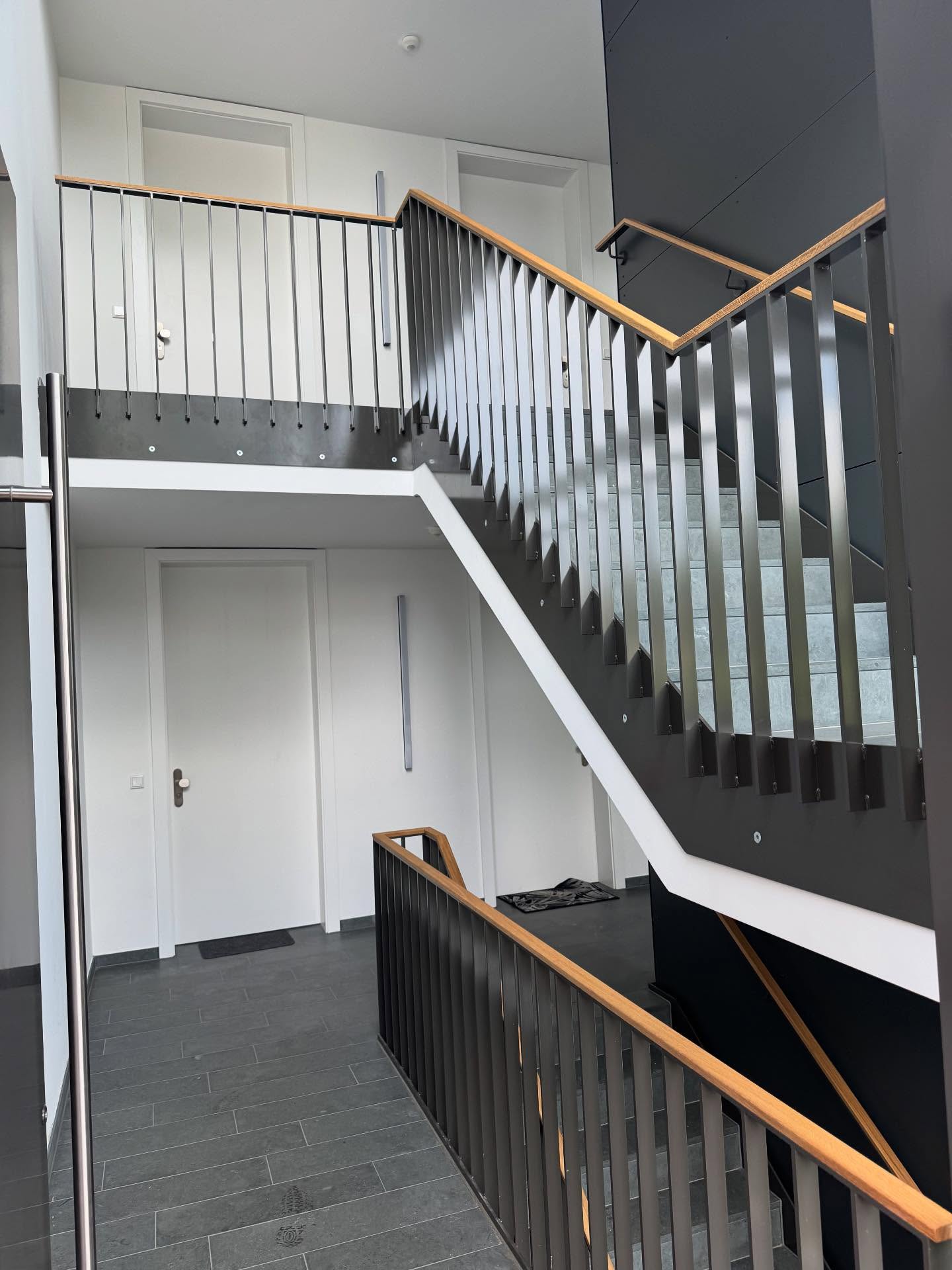 Projekt Bochum Mehrfamilienhaus Gehobene Ausführung mit Pulverbeschichteten Geländern und Eichehandläufe #mehrfamilienhaus#treppe#treppenhaus#geländer#handwerksqualität#handmade