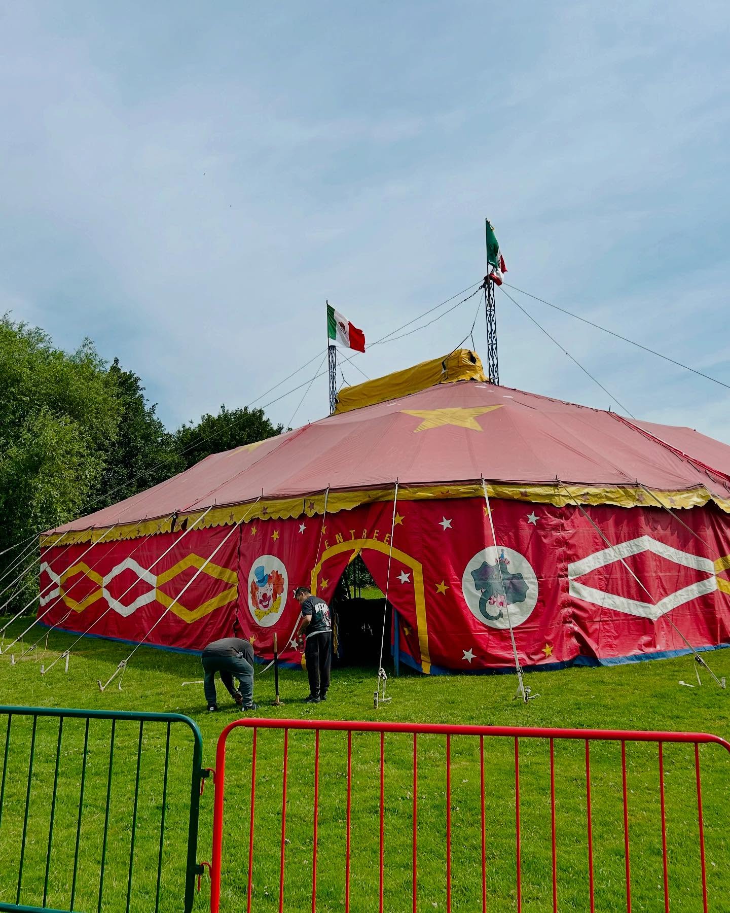 Highlights from last week 😍🫶🎪🇲🇽 #bestbits #behindthescenes #bts #highlights #circus #tequilacircus #tequilacircustime #tour #carousel #circusartist #circustour #bigtop #clown #acrobat #aerialist #eso #mexico #guestartist #star #sparkle #magic #familyfun #mildenhall #mamaslatinas #siguetussueños