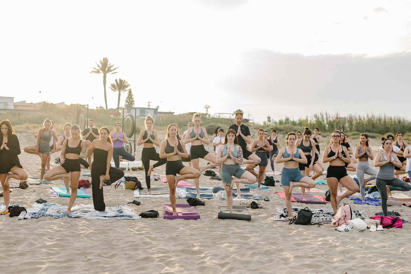 ✨ Que locura más bonita vivimos el 10 de junio 🌕 | 130 almas | Una noche mágica · Playa · Energía · Conexión
La luna se escondió tras las nubes, pero su energía estaba con nosotros 🌫️🌕.
Comenzamos con una sesión de yoga al atardecer, sintiendo el cuerpo, el mar y la orecensia del grupo. Luego, entramos en un ritual de sonido profundo, guiado por @frank.peschke donde cada vibración nos unió en un mismo latido.
130 almas compartiendo presencia, respiración y emoción.
Gracias a quienes vinieron, confiaron y se entregaron a la experiencia.
✨ 📸 @gemmagilcas
#LunaLlena #RitualDeSonido #YogaEnLaPlaya #ConexiónProfunda #MagiaColectiva #EnergíaLunar #SanaciónCompartida #GraciasDesdeElCorazón