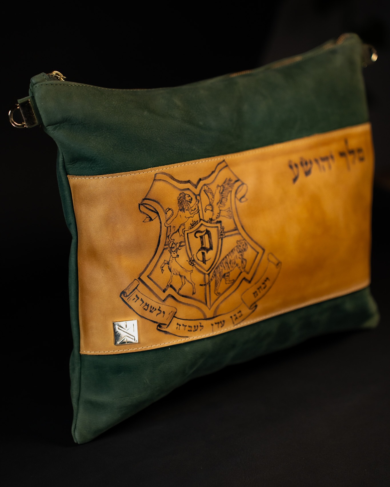 A bag that we’ve made a while ago with a very special family engraving.
It’s made out of high quality Italian green leather and the engraving is hand pyrography on camel nubuck leather.