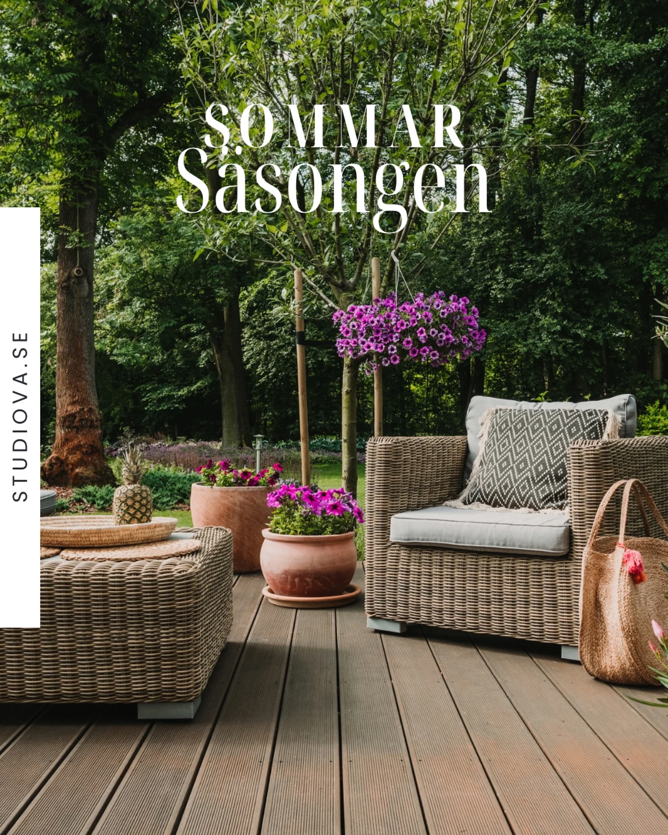 Sommaren är här och uterummet förvandlas till hemmets kanske viktigaste plats. Oavsett om du har en stor takterrass eller en liten balkong – det handlar om känslan. ✨
Här är tre enkla tips för att maxa terrassen i sommar:
🌿 Tänk textilier. Mattor, kuddar och plädar skapar en inbjudande loungkänsla. Satsa på tåliga material som klarar både sol och lite sommarregn.
🌿 Lek med ljuset. Solcellslampor, risbollar eller en ljusslinga gör kvällarna magiska – utan att behöva dra en enda sladd.
🌿 Grönt är skönt. Krukväxter i olika höjder ger liv och skapar rumskänsla. Blanda örter med prydnadsväxter för både doft och funktion.
Inred ute som du inreder inne – med tanke, stil och personlighet.
Vilken känsla vill du skapa på din terrass?
#Terrassinspiration #Uterum2025 #Inredningstips #Sommarhem #Inredmedkänsla