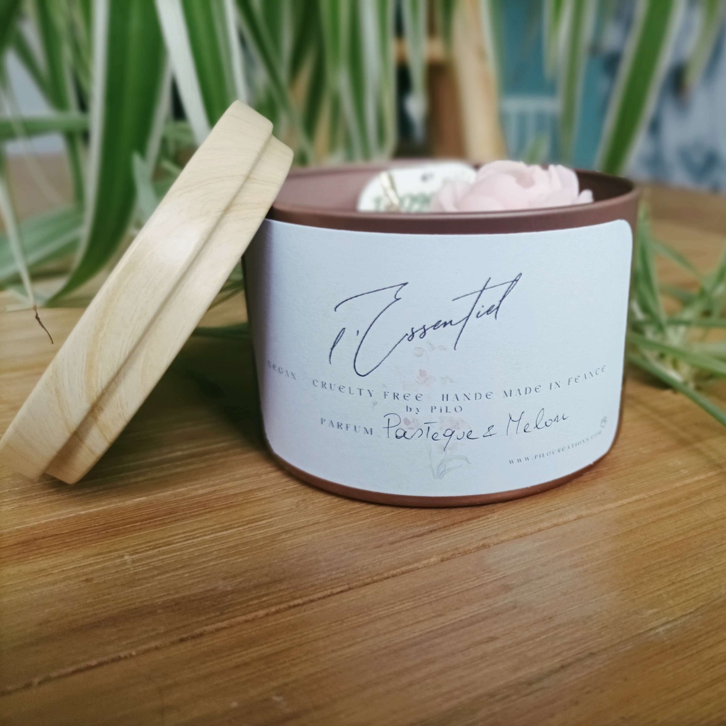 ✨ Laissez-vous envoûter par notre bougie L'Essentiel ! Fabriquée à partir de cire d'olive pure, elle dégage un parfum frais de pastèque et melon qui transformera votre espace en oasis de fraîcheur 🌿. Chaque détail compte, et notre engagement pour un artisanat éthique le prouve.
Quel parfum vous évoque l'été ? Partagez vos préférences en commentaire ! Découvrez notre univers sur www.pilocreations-btob.com 🌸🕯️ #artisanat #parfum #cire #essentiel #bougieparfumee #cireolive #bougievegetale #faitmain #été2024 #fragrance