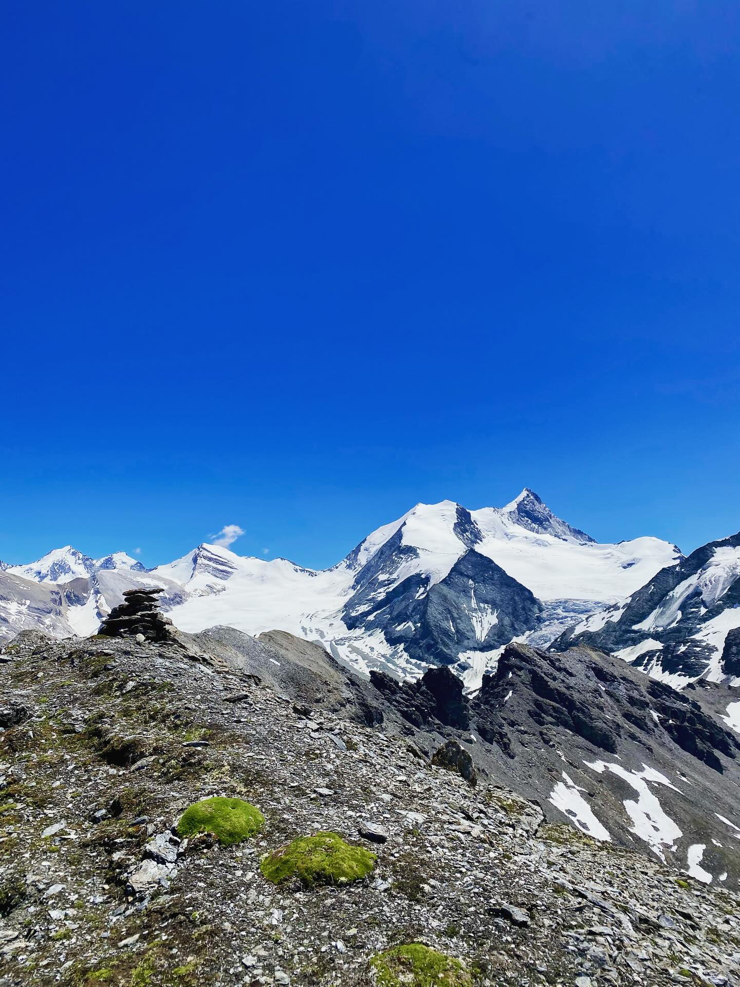 First weekend of the summer season started on a high (quite literally!). We are also loving the new season’s salads, homemade ice creams and other new dishes on our summer menu 😋
#escapetheheat #summertime #heatwave #glaciers #summerfood #hiking #randonnèe #trailrunning #trailrunningswitzerland #valdanniviers
