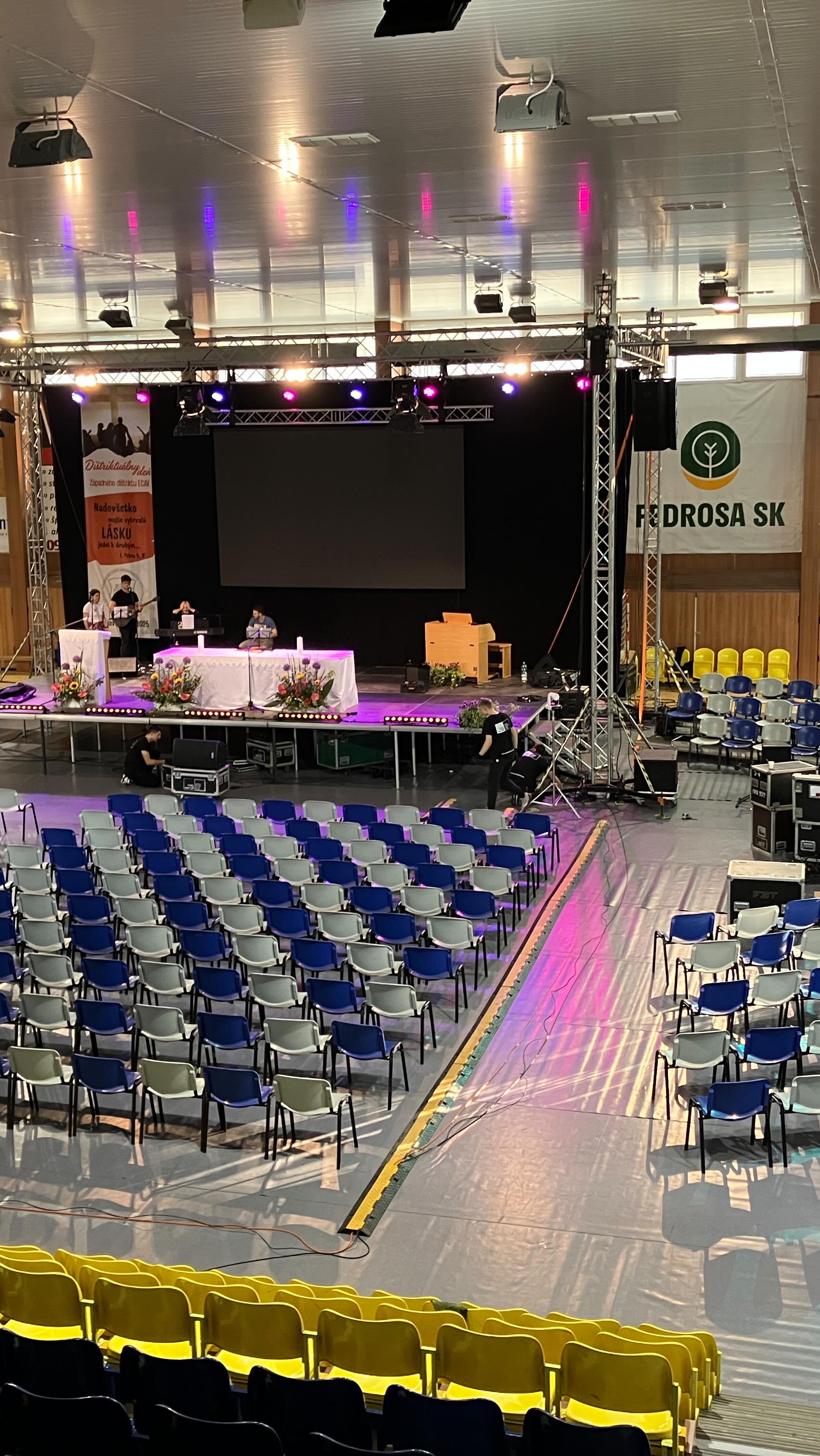 🏟️ Športová hala premenená na priestor plný svetla, zvuku a emócie.
🎤🎥 O kompletné technické zabezpečenie – od pódia cez ozvučenie, osvetlenie až po LED stenu – sa postaral EVENT TECH PARTNER .EU.
Technika, ktorá podčiarkne význam každého podujatia.
📍Slovensko
📆 Máj 2025
#eventtechpartner #technickezabezpecenie #sportovahala #ledobrazovka #ozvucenie #osvetlenie #eventslovakia #eventsetup #konferencia #kultura #podujatie