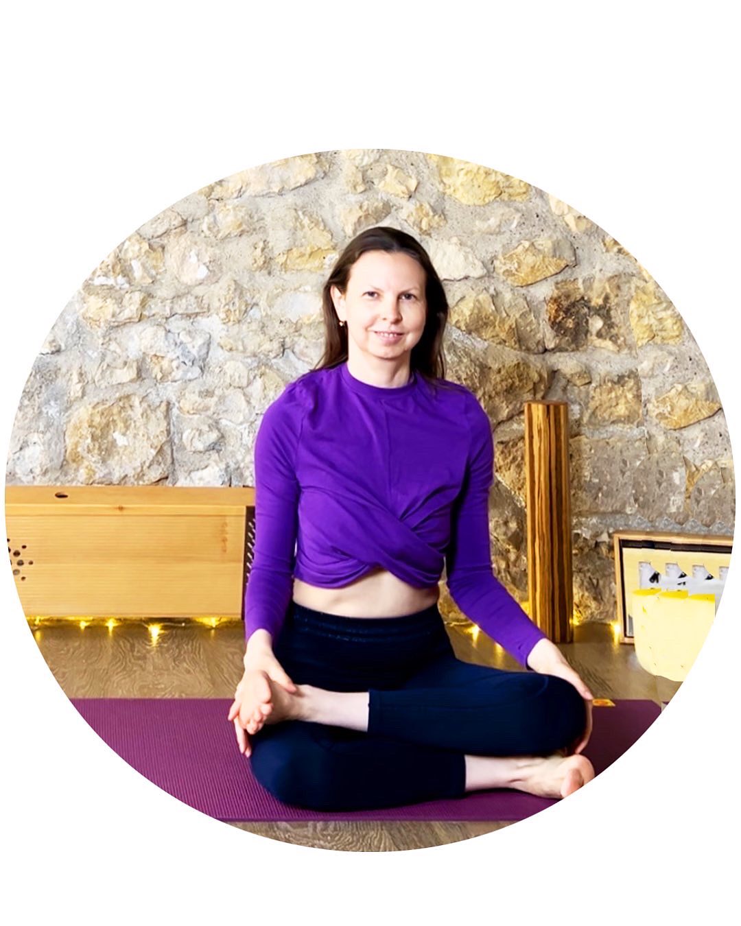 ☀️ EN JUIN : expériences uniques ! ☀️
Nous vous avons préparés un mois de juin vibrant et ressourçant :
Voyage sonore en forêt 🌳Commencez l’été en douceur avec notre premier Bain Sonore en pleine nature le samedi 29 juin. Un moment magique pour se reconnecter. ✨ Pensez à réserver votre place si ce n’est pas déjà fait !
Relâchement myofascial & Mobilité de la hanche 🧘🏻Ce mois-ci, focus sur la hanche ! Nous explorerons sa rotation externe profonde pour plus de liberté et de confort, avec notamment le protocole Agnistambhasana (Posture du Pilier de Feu) au programme de nos séances de relâchement.
🎶 Bains Musicaux Parents-Enfants à la Bibliothèque ! Deux rendez-vous à la Bibliothèque de Compiègne pour partager un moment de complicité sonore en famille. Réservations directement auprès de la bibliothèque.
🎉 Retrouvons-nous sous le soleil de juin !
Vendredi 14 juin : Ateliers lors de La Nuit du Handicap.
Mercredi 25 juin : Participez à la Fête de la Maison des Parents.
Venez nous rencontrer et vibrer avec nous dans le parc des Écuries Royales et sur le parvis de l’Hôtel de Ville !
Dimanches Neurosciences & Méditation 🧠 Chaque dimanche à 9h30 chez @soundyoga, plongez dans une conférence passionnante sur les neurosciences, suivie d’une pratique de méditation guidée pour intégrer et apaiser.
.
Au plaisir de vous accueillir et de partager ces beaux moments avec vous 🙏🏻
.
@soundyoga.fr
.
.
#yogacompiègne #compiegne_tourisme #compiegneyoga #bainsonore #bainsonoreforet #bainsonoreoise #yogaduson #sanskrit #ateliersonore #yogaenfant #bainsonoreenfant #diapason #soinsonore #soindiapasonthérapeutique #soindiapason #neuroscience #neurosciences #meditation #meditate #méditation #soundyogacompiegne #compiègne #compiegne #compiegnemaville