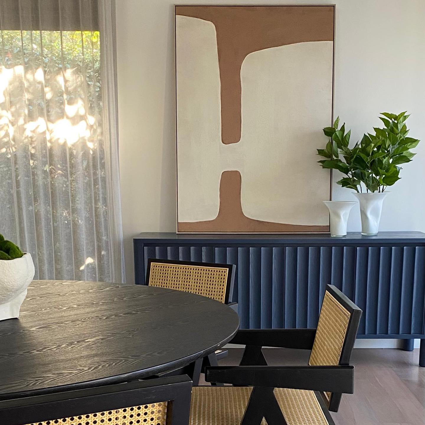 Recent installation in Brighton featuring a contemporary mix of organic tones contrasted with bold black accents to create a sense of opulent drama.
Selling Agent: @nickrenna_jelliscraig @simonehowellrealestate
Styling: @auraandforminteriors
.
.
@auraandforminteriors
#brighton #brightonrealestate #brightoninteriors #brightonstylist #brightonstyle #brightonrealestate #jelliscraigbrighton #jelliscraig