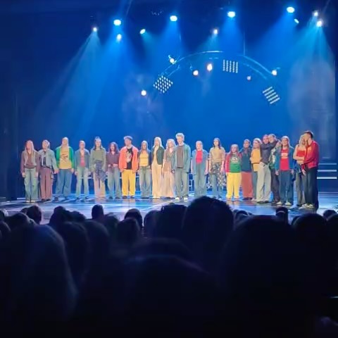 Vielä vähän fiilistelyä!🧡
Me kohtaamme ihmiset ja tapahtumat aina syystä: antaen ja saaden, oppien ja oivaltaen, tukien ja kannustaen, yhdessä kasvaen!🧡🥹
Totean saman kuin vuosi sitten:
Vaikka teatterin verhot sulkeutuivat, pidetään verhot elämälle aina auki ja unelmoidaan isosti!✨
Videoita @katjakarisukkiofficial :lta.😍
#hype #dothehype #hypeforever #musikalenhype #stepup #stepupskene
@anni.riutankoski @aura__raappana @emma.ronkainen @_heidirau @hillavilhelmiinaa @sieverslinn @linneahelmiamanda @lottatoivanenn @mattusjvaldemar @ramime27 @miiiiiiiri @monamalia_e @niilo.raut @pinjawilhelmiina @leppanensalla @sandraholmlund ja Michaela, Jari, Maikku, @nikosahlman