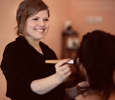 🌿
Weet wat je smeert. Maar voel ook wat je huid zegt.
Want wat ‘veilig verklaard’ is,
is niet automatisch afgestemd.
Ik geloof in wetenschap.
In alles wat ze ons al leerde.
Maar ik geloof ook in wat we nog niet volledig kunnen meten:
in nuance, in subtiele verstoring, in microbioomtaal.
Onze huid leeft.
Ze ademt. Ze herinnert. Ze reageert.
Niet los van de wereld,
maar middenin die wereld —
dag na dag, product na product.
Veel ingrediënten zijn onderzocht.
Binnen een bepaalde dosis.
Op een bepaalde huid.
Voor een bepaalde duur.
Maar de huid die ik zie,
is niet gemiddeld.
Ze is uniek.
Ze is jouw verhaal.
Daarom kies ik bewust.
Met liefde en zorg,
zonder oordeel,
met vertrouwen en respect.
Voor eenvoud. Voor ruimte.
Voor een huid die zich veilig mag voelen.
Wetenschap leert ons veel.
En ik erken hoe waardevol die kennis is.
Toch is er ruimte voor wat wetenschap nog niet vangt:
de zachte fluisteringen van jouw huid,
het samenspel dat niet in cijfers past.
Iedereen kiest op zijn eigen manier.
Er is geen ‘goed’ of ‘fout’ dat voor iedereen geldt.
Alleen het vertrouwen dat jij samen met je huid opbouwt.
Dat is mijn kern.
Dat is mijn werk.
En jij?
Jij mag voelen wat klopt.
Want bewust is niet perfect.
Bewust is afgestemd.
#rootedinconsciousskin #huidmicrobioom #bewustekiezen #weetwatjesmeert #holistischehuidzorg #minderismeer #zachtheidalskracht #wetenschapenintuïtie #openzonderoordeel