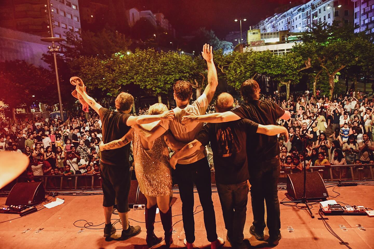 MILA ESKER EIBAR! 🔥❤️🔥
Atzo herrixan bizitakua benetan berezixa izan zan zuei esker. Mila mila esker danori!
Lo que vivimos ayer en nuestro pueblo fue muy especial gracias a vosotrxs. Muchísimas gracias!
📷 @eideriturriaga