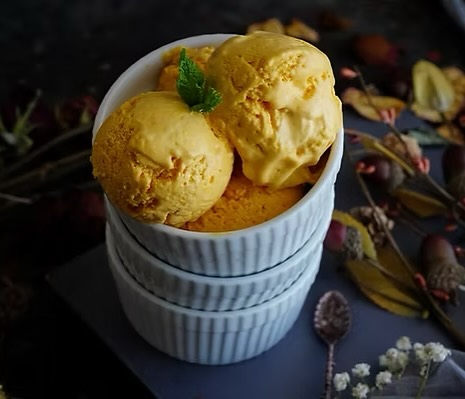 Lækker Mango Lassi is 🥭🥭🥭
I varmen har de i Indien en lækker Mango Lassi drikke. Hvis vi spiser indisk så er en Mango Lassi et must. Vi har lavet vores egen Mango Lassi is, uden sukker, så vi kan nyde den oftere.
Den kan laves på 5 minutter og er lækker på de varme dage.
1 pose frosne øko mango fra Rema 1000
2 modne bananer
1 1/2 dl kefir eller yoghurt naturel
Bland i mixer/blender.
Server straks i skål og spis med ske. 💛
#børnebiopaten #børnesundhed #mango #mangolassi