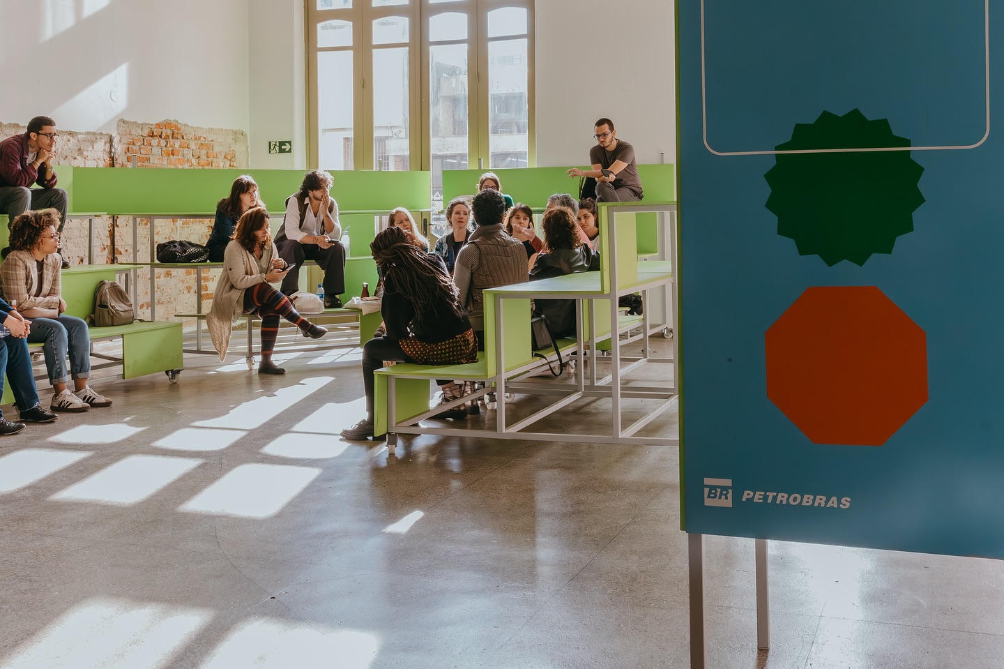 Foram muitos encontros.
Muitas escutas.
E muitas conversas que nasceram diante das obras da 14ª Bienal do Mercosul.
Como já é tradição na Bienal, o Educativo foi espaço de troca, afeto e reflexão.
E, como num Estalo, a transformação aconteceu.
📷: @thieleelissa.foto
Apresentado por: @petrobras
Produção: Fundação Bienal do Mercosul
Apoio Institucional: @unescobrasil, @tjrsoficial, @ccmarioquintana, @museumargs, @farolsantander, Procempa e Bancos Sociais, @instituto.ling, @institutocervantesportoalegre, @eflcultural, @instituto.rouanet, @fundacaoibere e @pucrs
Apoio: @irigaray.guindastes, @lojaspompeia, @gangoficial, @riograndeseguros, @iguatemipoa, @agibank, @vulcabras.oficial, @dufriorefrigeracao, @roxcode.io, @brdeoficial e @art.hoteltransamerica
Media Partner: @grupo_rbs
Apoio Premium: @lojasrenner, @bluevillealimentos e @gerdau
Patrocínio: @crown.embalagens, @caixa, @prefpoa e @governo_rs
Patrocínio Master: @santanderbrasil @banrisul
Financiamento: PRÓ-CULTURA - Lei Estadual de Incentivo à Cultura - #proculturars @sedac_rs #culturaessencial
Realização: Lei Federal de Incentivo à Cultura
#14BienalDoMercosul #BienalDoMercosul #BienalDoMercosul2025