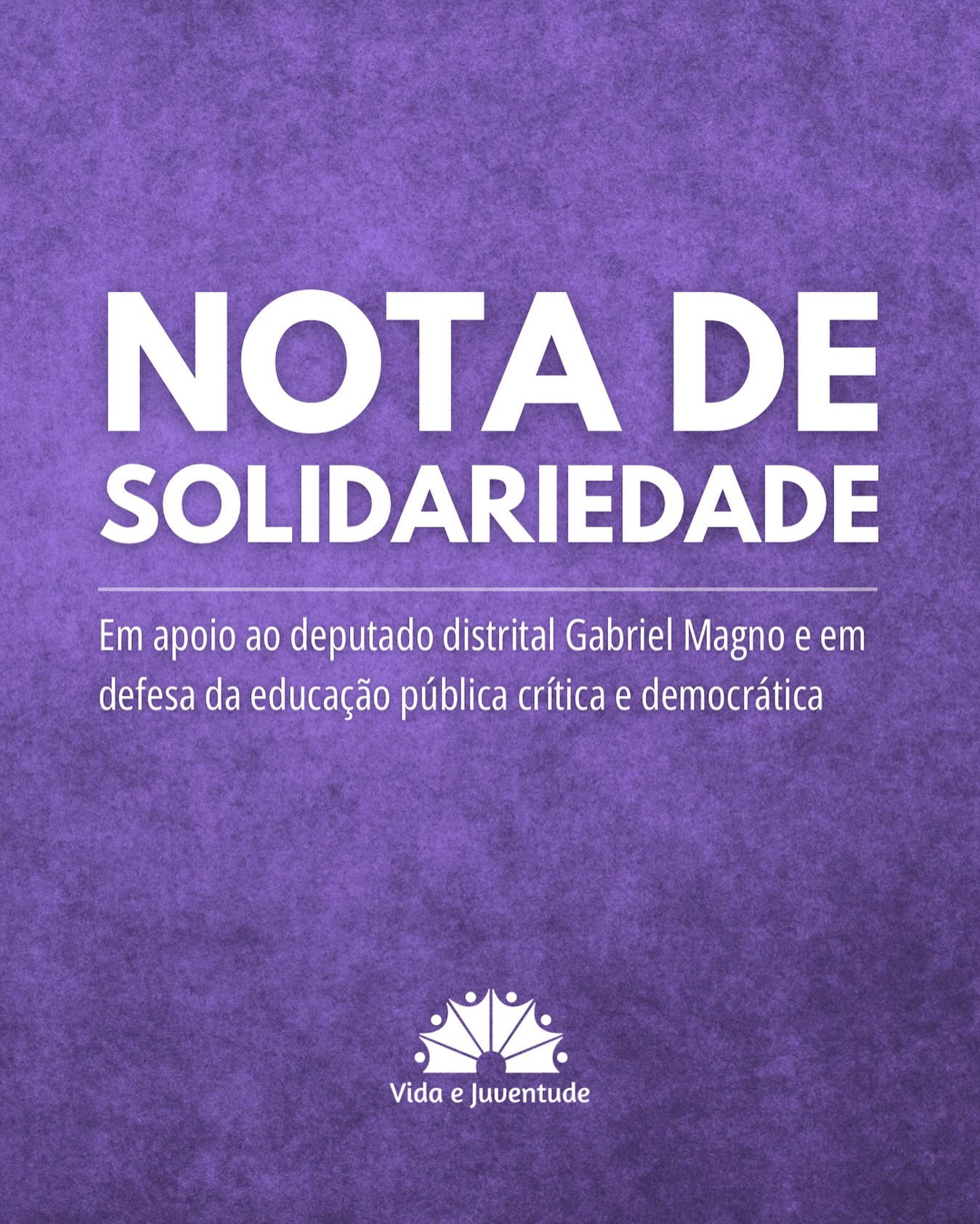 📚✊🏽✊🏿Por uma educação pública crítica e democrática
O Vida e Juventude vem a público manifestar solidariedade ao deputado distrital Gabriel Magno (PT/DF), diante dos ataques infundados proferidos contra sua atuação parlamentar. Tais acusações, feitas de forma leviana e irresponsável durante sessão plenária da Câmara Legislativa do Distrito Federal (CLDF), não apenas tentam comprometer a trajetória de um educador comprometido, mas representam uma tentativa de deslegitimar o papel fiscalizador do Poder Legislativo.
Gabriel Magno, professor de formação, ex-dirigente sindical e atual presidente da Comissão de Educação e Cultura da CLDF, tem exercido seu mandato com responsabilidade e compromisso com os princípios democráticos. Sua atuação em defesa da educação pública, gratuita, laica e de qualidade se dá de forma transparente e fundamentada, em consonância com os direitos constitucionais e com a escuta das comunidades escolares.
Repudiamos as narrativas que tentam silenciar vozes que lutam pela justiça social e pela construção de uma educação crítica, plural e emancipadora. O uso de ataques pessoais para desviar o foco do debate legítimo sobre os impactos da militarização nas escolas é um desserviço à democracia e à população do Distrito Federal.
Reafirmamos nosso apoio ao deputado Gabriel Magno, reconhecendo sua trajetória como referência na luta por uma educação transformadora e por uma sociedade mais justa. Seguiremos vigilantes e ao lado de todas, todos e todes que, como ele, enfrentam com firmeza os retrocessos e defendem os direitos do povo.
Centro Popular de Formação da Juventude – Vida e Juventude
#educação #democracia #escolapublica