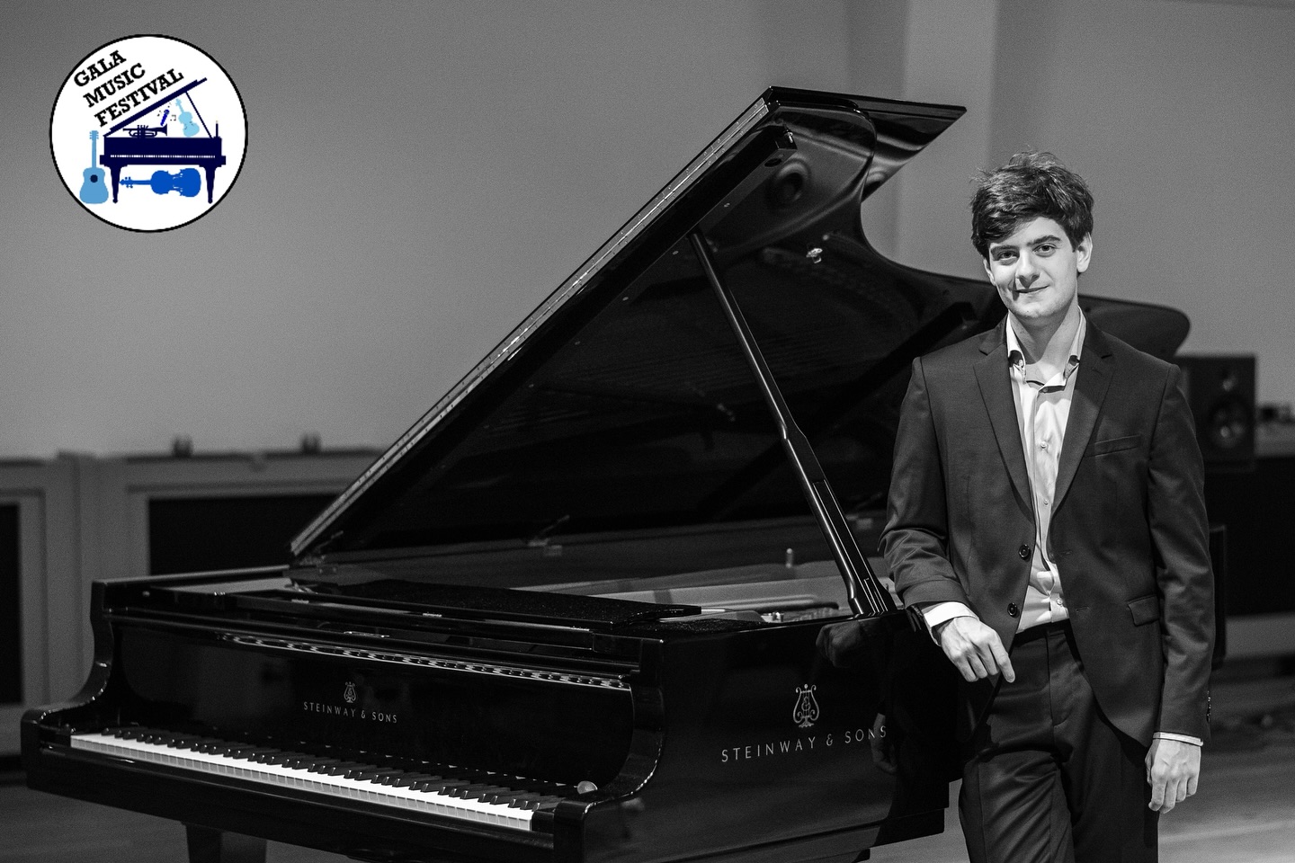 Con grande gioia vi presentiamo il giovane e brillante pianista Andrei Makarov, che ascolteremo il 7 giugno a Imola insieme al chitarrista e direttore artistico del festival Diego Melfi!
Andrei Makarov (Paesi Bassi/ Italia) 🎹
Nato nel 2002 a Groningen, Andrei ha iniziato a suonare il pianoforte da piccolissimo e non ha mai smesso. La musica è la sua vita, e il palco – il suo ambiente naturale. Si esibisce con passione sia come solista che in formazioni da camera in Paesi Bassi, Germania, Italia e Armenia.
Tra i suoi successi: primo premio al Concorso Internazionale Steinway, rappresentanza dei Paesi Bassi al Festival Steinway di Amburgo, e una brillante laurea al Conservatorio Prince Claus, seguita da studi di perfezionamento all’Accademia Internazionale “Incontri col Maestro” di Imola, sotto la guida di Enrico Pace e André Gallo.
🔹Non possiamo non menzionare che Andrei ha già conquistato il pubblico italiano: durante il concerto nel nostro ciclo a Forlì si è fatto notare per il suo carisma e profondità musicale, ricevendo un grande successo di pubblico e critica. Non vediamo l’ora di riascoltarlo!
📍 Sabato 7 giugno ore 20:45
📍 Chiesa dei Frati Cappuccini, Imola (via Villa Clelia 16)
Vi aspettiamo con emozione!
Ingresso libero ✨
#galamusicfestival #imola #concertoimola #andreimakarov #diegomelfi #pianoforte #chitarra #musicaaclassica #eventiculturali #musicaclassicaimola #violinista #giovanitalenti #accademiadiimola